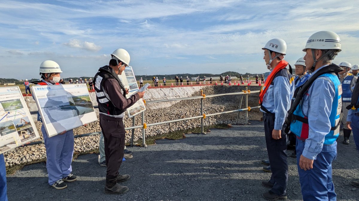 kumagai_chiba's tweet photo. 印旛沼の堤防の緊急復旧が完了し、現場の施工状況を関係者と確認。
荒締切が約1週間、仮締切堤防の築造まで3週間という異次元のスピードで、無事故のうちに完了することができました。
チーム印旛沼を県とともに結成した国交省、水資源機構、そして鹿島建設を始め、建設関係者の皆さまに感謝します。

この緊急復旧の完了は、まさにチーム印旛沼の総力の結晶であり、組織の垣根を越えて、それぞれの知識・技術・経験を持ち寄り、一丸となって取り組んだ結果が、本日の大きな節目を迎えられたものと認識しています。

緊急復旧の完了は大きな節目ではありますが、決してゴールではありません。
県としては引き続き関係機関と緊密に連携しながら、本復旧に向けた検討を進めるとともに、今回の災害をしっかり検証し、再度災害防止に向けた対策に全力で取り組んでいきます。

そして何より、被災された地域の皆さまが一日も早く安心して暮らせる日常を取り戻せるよう、県として復旧・復興に全力を尽くしていきます。