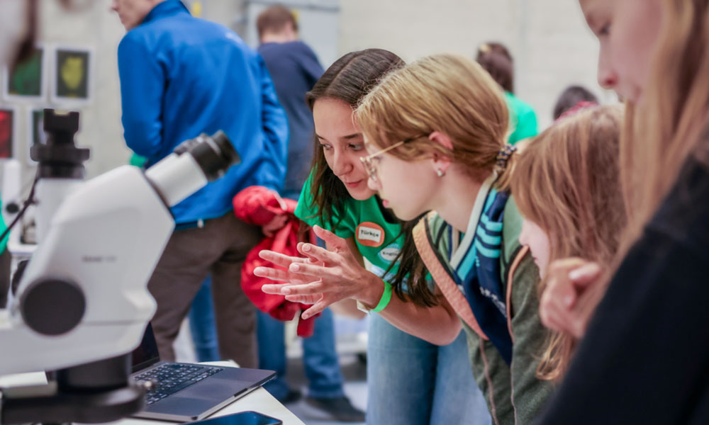 embl's tweet photo. What happens if you mix curiosity, science, and a dash of fun?

On 25 September, EMBL welcomed over 1,800 visitors to its Heidelberg campus for an exciting day of exploring science through activities, tours, talks, and theatre.

Some highlights of the day: https://t.co/qMkEVmgKb6 https://t.co/yHU21ctPdJ