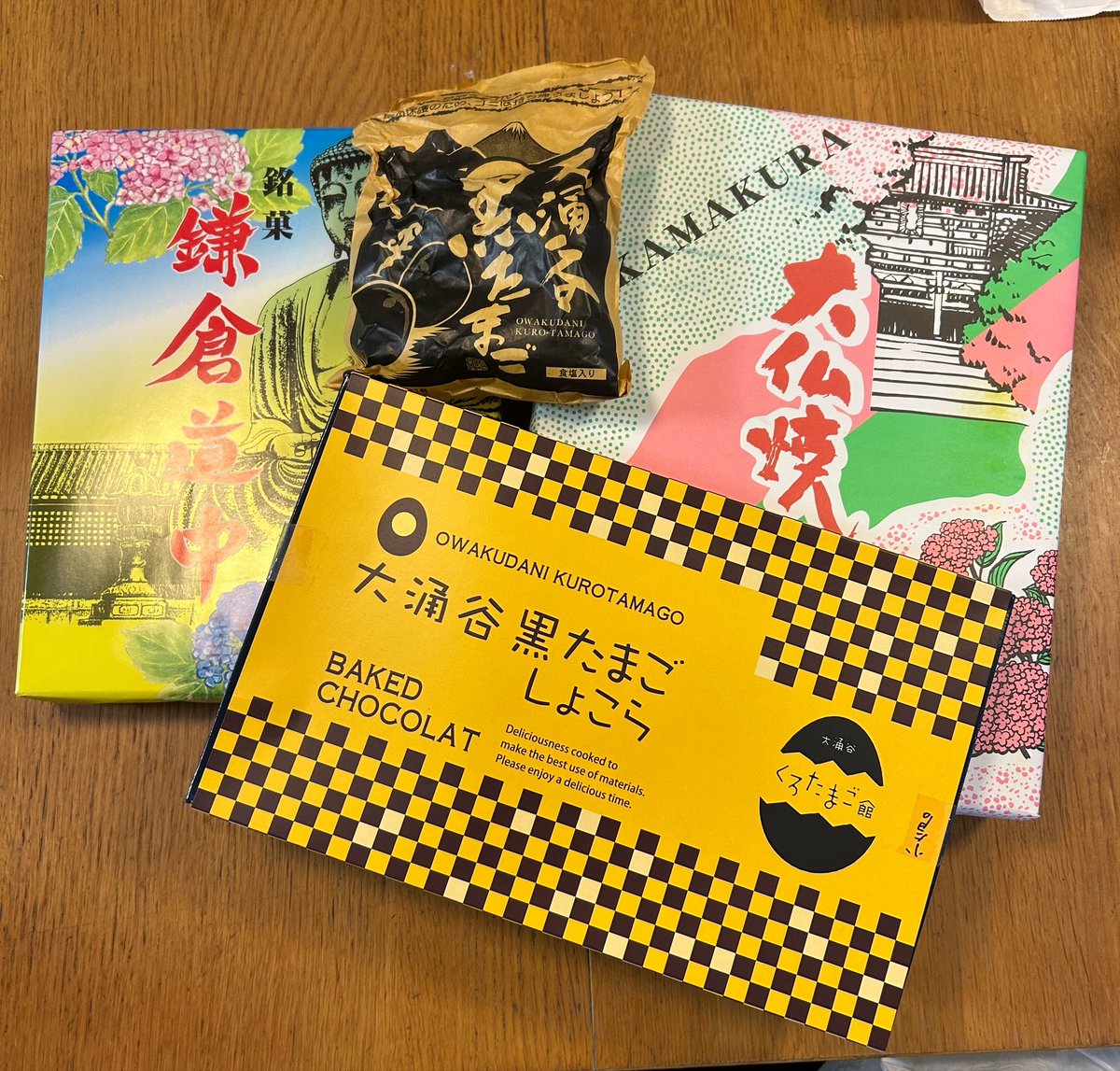 chorochoromee's tweet photo. 次男が修学旅行より帰還！
お小遣いは自分のために使いきりなねと伝えたけどやっぱりたくさん買ってきてくれてるじゃん😭でもちゃんと欲しいものはしっかり手に入れてきてて安心😍さすがコロコロにゃんこコレクター https://t.co/YPJ84pO0pH