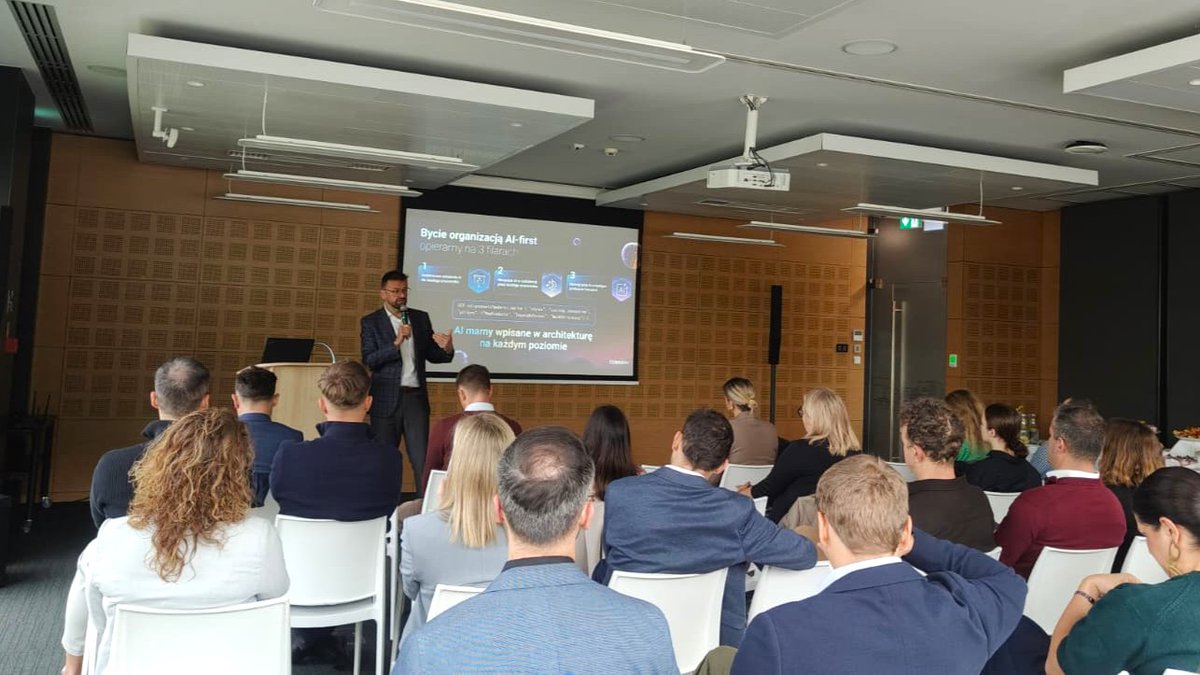 ComarchGroup's tweet photo. Miasto i technologia. Jak AI zmienia biznes w Krakowie? 💎
Dużo praktyki i żywa dyskusja o tym, jak AI zmienia nasze firmy i Kraków, miasto, w którym powstał Comarch.

Na naszym kampusie gościliśmy uczestników Klubu Biznesu CBRE podczas spotkania pod hasłem „TECHNOLOGIE ZMIENIAJĄ KRAKÓW”. 🤝

Było konkretnie i merytorycznie. Rozmawialiśmy o tym, jak mądrze wdrażać sztuczną inteligencję w biznesie, dzieliliśmy się doświadczeniami i szukaliśmy odpowiedzi na pytania dotyczące jej praktycznego zastosowania. 🤖

Doświadczenia Comarch związane z wdrażaniem AI i transformacją organizacji przedstawili Wojciech Mach (VP, Director of the Financial Services Sector) i Maria Wróblewska (Director AI Transformation).

Dziękujemy CBRE za organizację spotkania, a uczestnikom za otwartą dyskusję i wymianę doświadczeń. 🤝
#Comarch #CBRE #AI #Networking #Kraków #Biznes