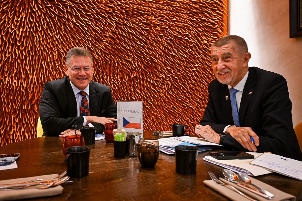 AndrejBabis's tweet photo. Před začátkem dnešního jednání Evropské rady jsem se ještě stihl setkat s eurokomisařem pro obchod a ekonomickou bezpečnost @MarosSefcovic. Včera ho na Radě všichni chválili, dojednal zajímavou dohodu s Čínou, která podpoří vzájemný obchod a jsem rád, že jsem si detaily mohl vyslechnout z první ruky.