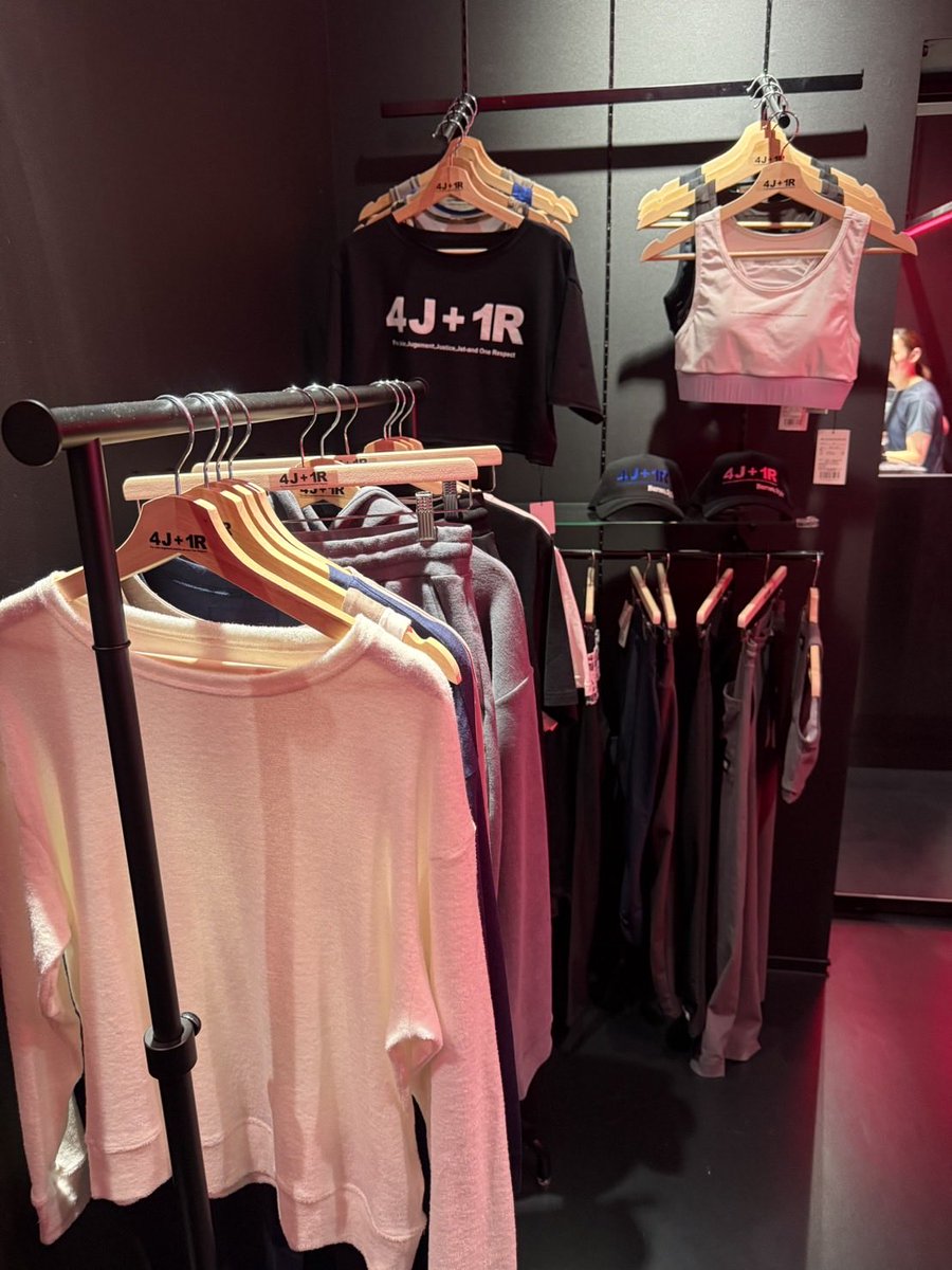 faloffice's tweet photo. #burnesstyle 神戸元町店様でのレッスンで、良い汗かけて気分もすっきり最高になりましたので午後からも頑張ります✌️

burnesstyleさんオリジナルアパレルブランド4J➕1Rがほんとカッコ良すぎて大人買いしました🥴

かっこよさが伝わる写真が撮れたら見て頂きたいですね〜😎

#暗闇フィットネス　#4jr1 https://t.co/OHVWsXSwtk