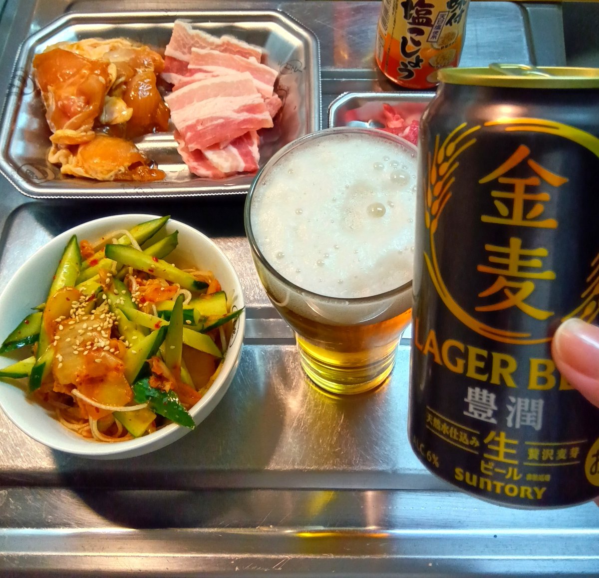 erutotora's tweet photo. ラム安かったからまたまた台所焼肉🥓
金麦ラガーめっちゃ売れてたから買ってみた🍺 https://t.co/Xz0DtGAj4A