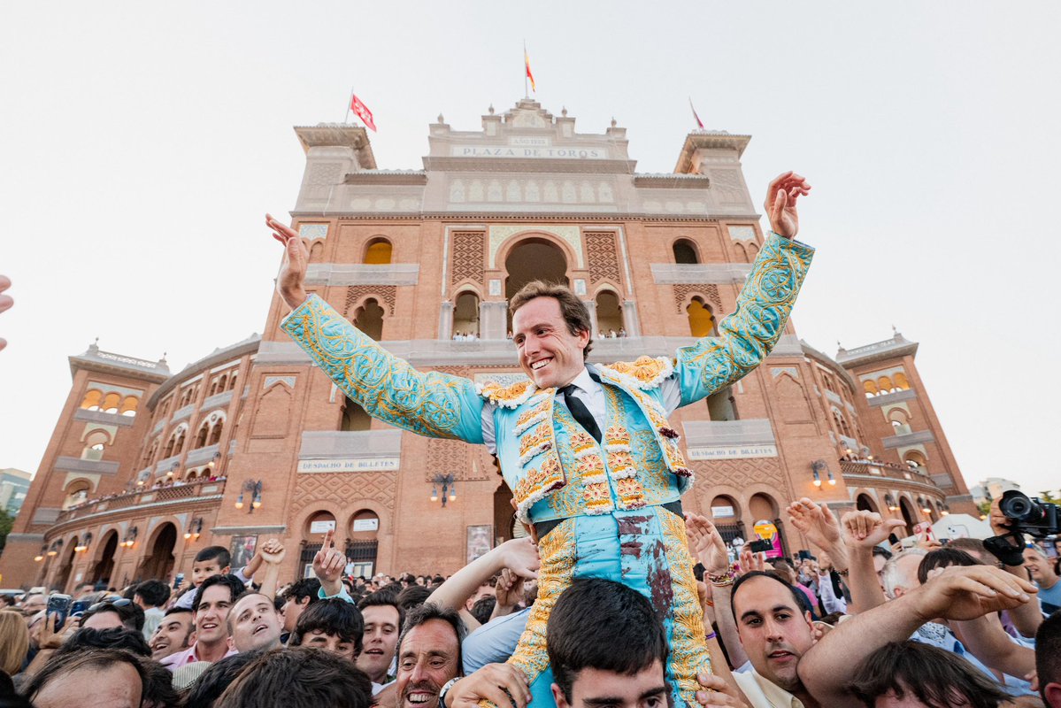 RomanCollado's tweet photo. Se ha quedado un día estupendo para recordar que este año hemos salido dos veces por la Puerta Grande de Madrid. Por si se nos había olvidado. Feliz viernes. 
Nos vemos el domingo en Pachuca. https://t.co/c1vs9R41OY