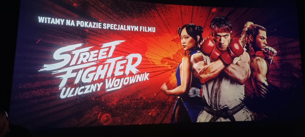 MuvePL's tweet photo. 🥊Wczoraj byliśmy na pokazie przedpremierowym filmu Street Fighter (dzięki Projekt Parasol za zaproszenie!) 😎
Łapcie kilka fotek z imprezy, a nam pozostaje polecić wam seans, szczerze i gorąco! 👇

CO TAM SIĘ DZIAŁO?! 😱 Nie spodziewaliśmy się wiele, a tu twórcy totalnie nas zaskoczyli. Każe uderzenie wgniatało w fotel! Każda postać dostała swój moment i większość bohaterów naprawdę można było polubić. W filmie na każdym kroku widać sporo serca do marki, ale nawet laik będzie bawił się tu dobrze.

Fabuła nie jest nad wyraz skomplikowana, ale jak na film akcji, daje radę. Główni bohaterowie przechodzą jakąś drogę, jakąś przemianę. Mają swoje problemy, rozterki i motywacje. Tak naprawdę nie ma się tu do czego przyczepić.

Choreografia walki to nie najwyższy poziom, ale takie było zamierzenie twórców - więcej tutaj efekciarstwa, niesamowitych ciosów wprost z gier i supermocy. Wszystko oczywiście przyprawione szczyptą dobrego humoru. PO PROSTU JEST DOBRZE! 💪💪💪
#StreetFighter