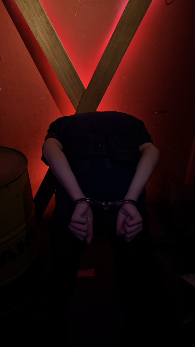 Kencufffed's tweet photo. 被銬起來了欸欸🥵🥵🥵
#手銬 #bondage #制服 #非軍警 #handcuffs https://t.co/ipK83Yhr4o