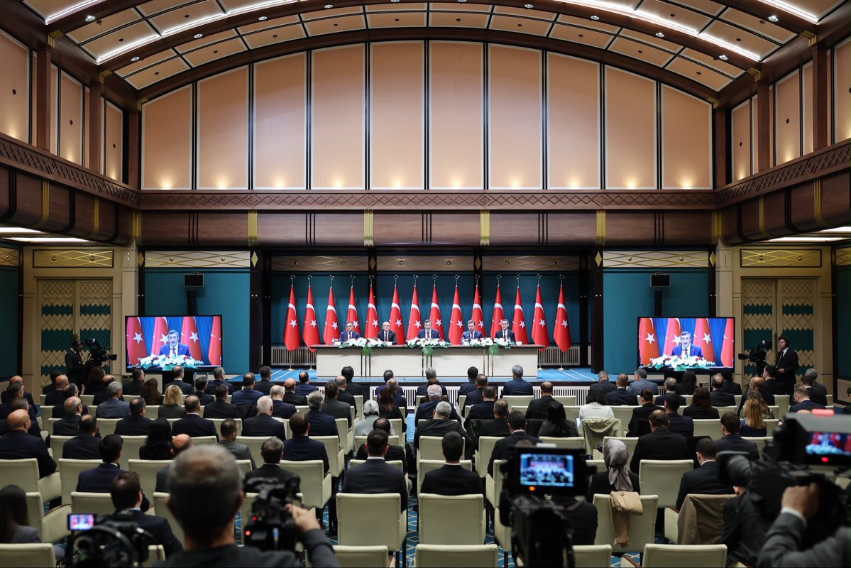 _cevdetyilmaz's tweet photo. 2027 yılı Merkezi Yönetim Bütçe Kanunu Teklifi Basın Bilgilendirme ve Geleneksel Bütçe Bağlama Toplantımızı Cumhurbaşkanlığı Külliyesi’nde gerçekleştirdik.

2027 yılı bütçemizi; makroekonomik 
istikrarı koruyan, dezenflasyon sürecini destekleyen, kamu kaynaklarını etkin kullanan, yatırımı, istihdamı, üretimi ve ihracatı güçlendiren, ekonomimizin dış şoklara karşı dayanıklılığını artıran ve toplumsal refahı gözeten bir anlayışla hazırladık. 

2027 yılı bütçemiz, zorlu bölgesel ve küresel koşullar karşısında, ekonomimizin güvenliğini ve direncini pekiştiren, Türkiye’nin üretim gücünü ve rekabet kapasitesini dönüştüren, kazanımlarımızı kalıcı sosyal refaha taşıyan bir “dayanıklılık, refah ve dönüşüm” bütçesidir.

Cumhurbaşkanımız Sayın @RTErdogan’ın güçlü liderliği, vizyonu ve desteğiyle şekillenen bu bütçe; insanı merkeze alan, istikrarı ve refahı önceleyen bir yapıdadır. 

AK Parti Hükümetlerimizin 25'inci, Cumhurbaşkanlığı Hükümet Sisteminin 9’uncu, Türkiye Yüzyılının 4’üncü bütçesi olan 2027 yılı Merkezi Yönetim Bütçesi; güçlü kamu maliyesi geleneğimizin, sürdürülebilir kalkınma hedeflerimizin ve sosyal refah vizyonumuzun bir yansımasıdır.

Başta Strateji ve Bütçe Başkanlığı ile Hazine ve Maliye Bakanl��ğı olmak üzere, bütçe teklifinin hazırlanmasına katkı sunan tüm kamu kurum ve kuruluşlarımıza teşekkür ediyor, 2027 yılı merkezi bütçe kanunu teklifimizin ülkemiz ve milletimiz için hayırlı olmasını diliyorum.