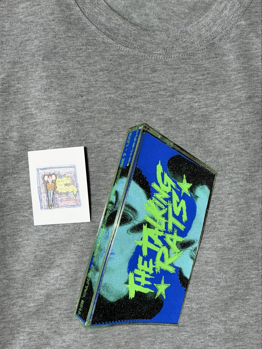 always_happy221's tweet photo. Tシャツ開けました〜😆
これが「なんかシャッ！とした感じ」で古着っぽく色が落ちていくシルクスクリーンで、カセットのサイズはどうなったんでしたっけ、大きい方かな？
これを着ていくトークライブ本番のお知らせを楽しみに待ってます😊
カードも可愛い💕
#菅田将暉
#菅田将暉トークライブ仮打ち https://t.co/9yQLXCJ9XH
