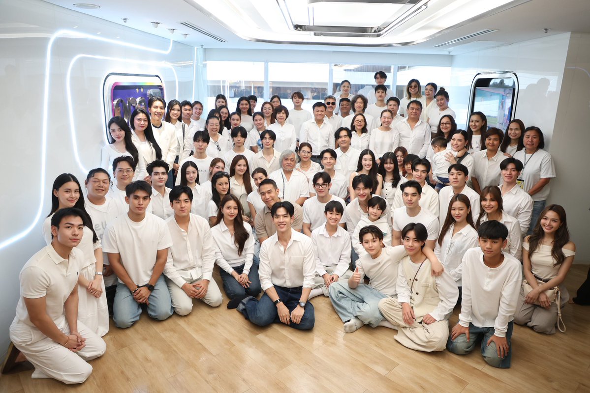 NGnewsgen's tweet photo. “ช่อง one31” ทำบุญฉลองครบรอบ 12 ปี 
“บอย ถกลเกียรติ” นำทีมผู้บริหาร – ศิลปิน รวมตัวคับคั่ง
 
สร้างสรรค์ปรากฏการณ์แห่งความสุขแก่ผู้ชมแบบครบวงจรอย่างต่อเนื่องมาจนครบ 12 ปีเต็มแล้ว  สำหรับ ช่องone31 สถานีโทรทัศน์ชั้นนำของเมืองไทย ในเครือ บริษัท เดอะ วัน เอ็นเตอร์ไพรส์ จำกัด (มหาชน) หรือ ONEE  ซึ่งมีวันครบรอบตรงกับวันที่ 17 ตุลาคม ของทุกปี
ซึ่งในวันนี้ (16 ตุลาคม 2569) ช่องone31 ได้จัดงานทำบุญฉลองวาระครบรอบ12 ปี  เพื่อความเป็นสิริมงคล  โดยมี คุณบอย - ถกลเกียรติ วีรวรรณ ประธานเจ้าหน้าที่บริหารกลุ่ม บริษัท เดอะ วัน เอ็นเตอร์ไพรส์ จำกัด (มหาชน)  เป็นประธานในพิธีทำบุญครั้งนี้  โดยได้อาราธนานิมนต์ พระพรหมศากยวงศ์วิสุทธิ์ (อนิลมาน ธมฺมสากิโย)  พร้อมด้วยพระสงฆ์อีก 8 รูป จากวัดบวรนิเวศราชวรวิหาร เจริญพระพุทธมนต์ และฉันภัตตาหารเพล ณ  สถานีโทรทัศน์ช่อง one31 ชั้น 20 อาคารจีเอ็มเอ็ม แกรมมี่    
โดยมีคณะผู้บริหารกลุ่ม “เดอะ วัน เอ็นเตอร์ไพรส์ ” อาทิ  คุณระฟ้า ดำรงชัยธรรม, คุณสมศรี พฤทธิพันธุ์, คุณนิพนธ์  ผิวเณร, คุณนรัญจ์ พุ่มศิริ, คุณสุธาสินี บุศราพันธ์, คุณพันธุ์ธัมม์ ทองสังข์ ฯลฯ พร้อมด้วย คุณกณิการ์ วีรวรรณ ให้เกียรติมาร่วมพิธี  รวมถึงผู้จัด และศิลปินนักแสดงที่ทยอยกันมาร่วมงานอย่างคับคั่ง อาทิ  รอน บรรจงสร้าง, กล้วย ปรารถนา, ดอม เหตระกูล, เคลลี่ ธนพัฒน์, นิว วงศกร, ฟิล์ม ธนภัทร, เอม สรรเพชญ์, ต้นข้าว ชยุตม์, เฟิร์น นพจิรา, เพิร์ธ วีริณฐ์ศรา, ผิงผิง ณิชา, เอินเอิน ฟาติมา, ต้าห์อู๋ พิทยา, ออฟโรด กันตภณ, ไดมอนด์ ณรกร, เพิร์ล ศัจกร, พีค ภีมพล, ปราง ปรางสินี, ปาว ปวรดา, ตั้งต้น จิณภพ, เนปจูน ณัฏฐ์กฤตา, ณิชา พูลโภคะ, ไท ชนาวีร์, เนส ฐากร, อินเตอร์ รุ่งรดา, ภาคิน ลิขิตอัมพร, กก รวิพล, ฮักเฮง นิปุณ, เบน บัญญพนต์, ตะวัน พันวา, ปริม ปริณดา, กาย หัสวีร์, เจมส์ เจตพล, โก๊ะตุลย์ พันธนนท์, กานต์ ทศน, แอน-พลอย-อั่งเปา-บิ๊ก จาก The Golden Song, ทรัพย์ ระพีพัฒน์ จาก ดวลเพลงชิงทุน ฯลฯ  รวมทั้งพนักงานช่องone31 ที่มาร่วมทำบุญ พร้อมรับประทานอาหารกลางวัน ท่ามกลางบรรยากาศที่เต็มไปด้วยรอยยิ้ม แห่งความสุข 
นับเป็นระยะเวลากว่า 12 ปี  ที่ ช่อง one31 ดำเนินงานด้วยความมุ่งมั่น และจะยังคงเดินหน้าพัฒนาศักยภาพอย่างไร้ขีดจำกัดในทุกแพลตฟอร์ม เพื่อส่งมอบความสุข ความบันเทิงให้กับผู้ชมต่อไปอย่างไม่หยุดยั้ง
