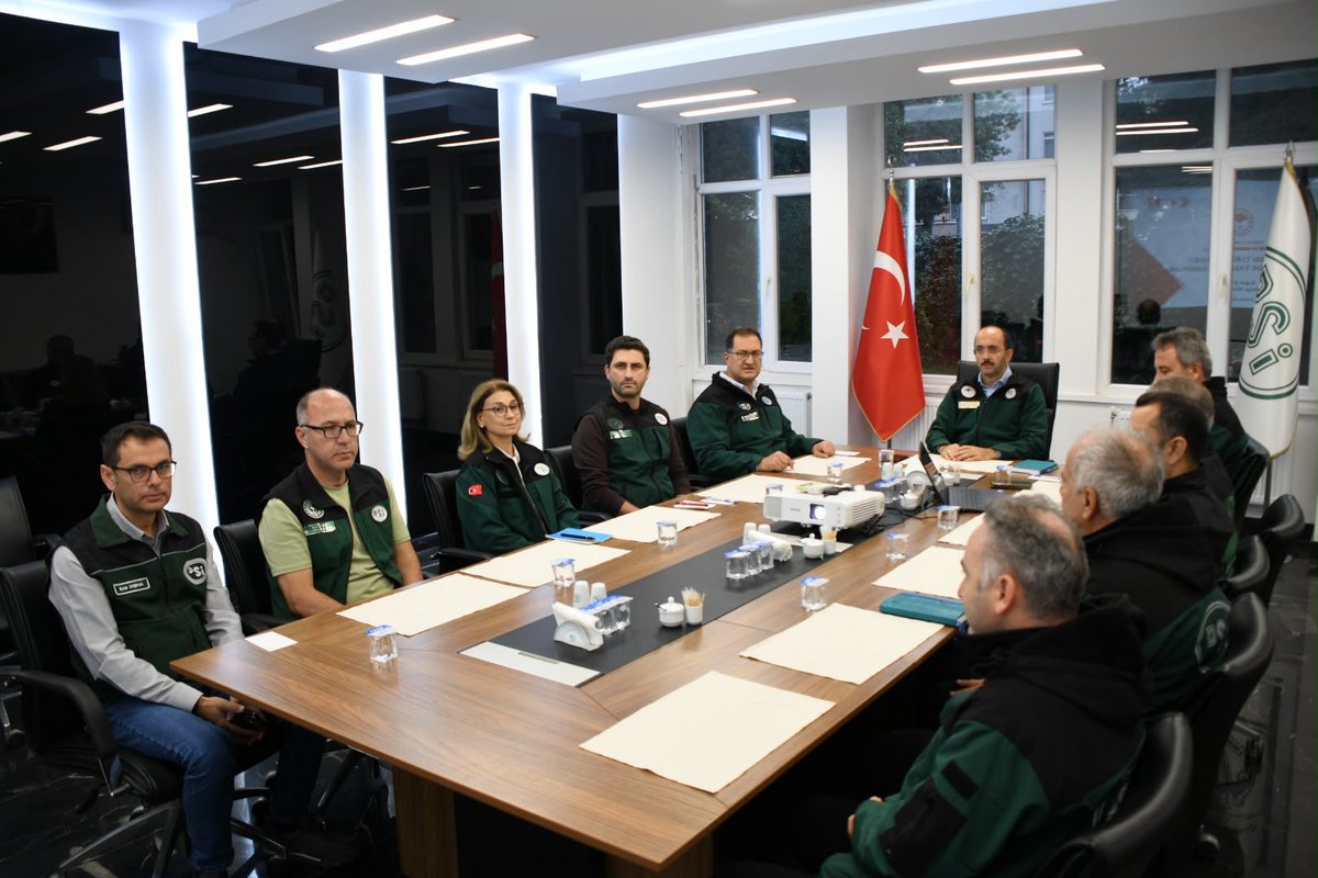 mehmetakifbalta's tweet photo. Sakarya ilimizde etkili olan aşırı yağışların ardından yürütülen çalışmaları yerinde değerlendirmek üzere DSİ Sakarya Şube Müdürlüğümüzü ziyaret ettik.

DSİ Genel Müdürlüğü ve DSİ Eskişehir Bölge Müdürlüğü heyetimizle gerçekleştirdiğimiz toplantıda, yağışların etkilerini, sahada yürütülen çalışmaları ve son durumu ele aldık.

Ardından Sakarya Valimiz Sayın Rahmi Doğan’ı ziyaret ederek Büyükşehir Belediye Başkanımız Sayın Yusuf Alemdar ve SASKİ Genel Müdürü Sayın Seyit Sakallıoğlu’nun da katılımıyla yürütülen çalışmalar ve alınacak tedbirler hakkında istişarelerde bulunduk.