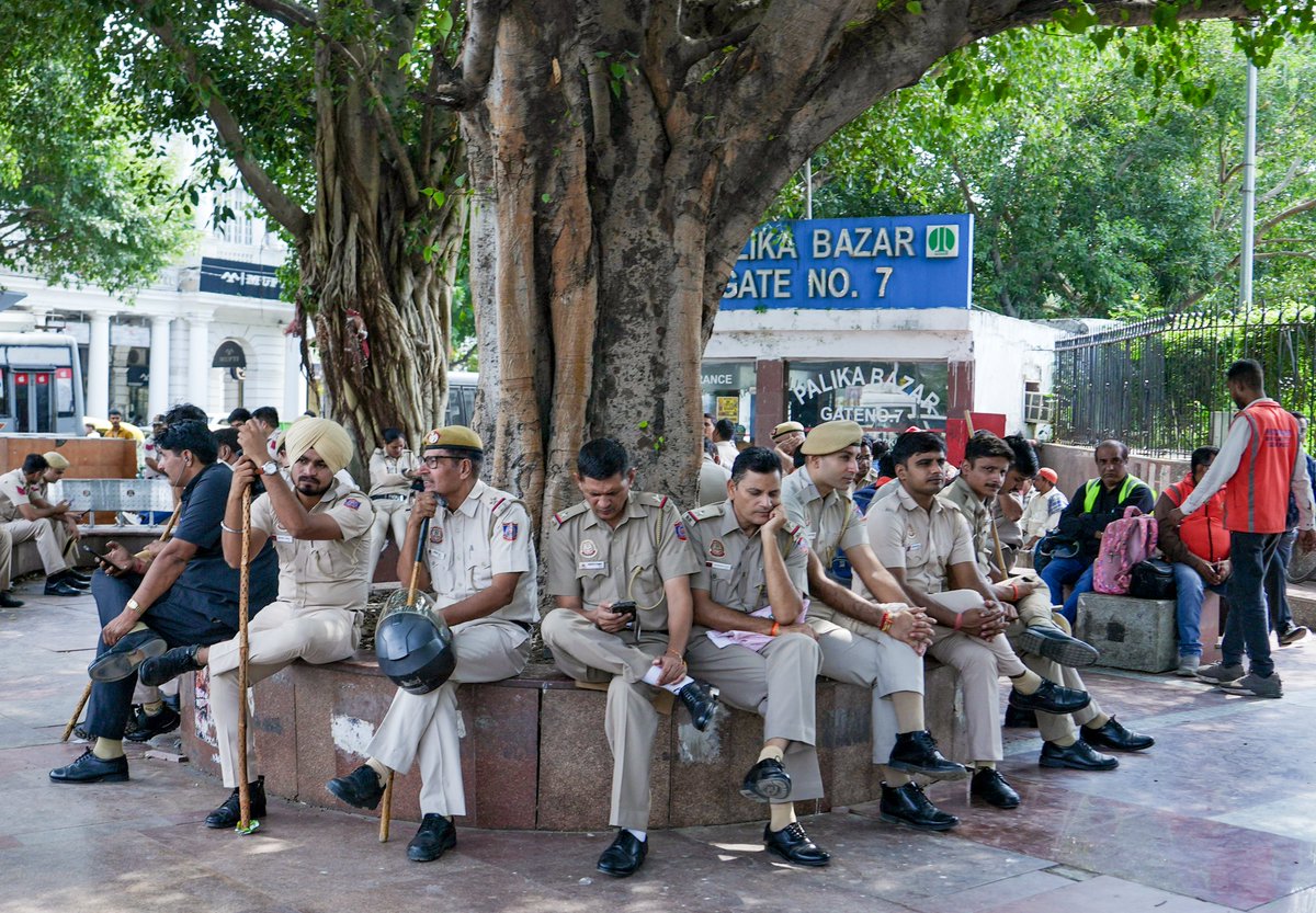 timesofindia's tweet photo. #InPics | Police personnel gather near Palika Bazar ahead of the Cockroach Janta Party’s (CJP) ‘Lehra Do Tiranga’ rally at Connaught Place in New Delhi.
Dive deeper into the story with the TOI App 👉 https://t.co/EYjxlU7kcd
#CJP #NewDelhi #ConnaughtPlace #PoliceDeployment https://t.co/SKG4X5xapi