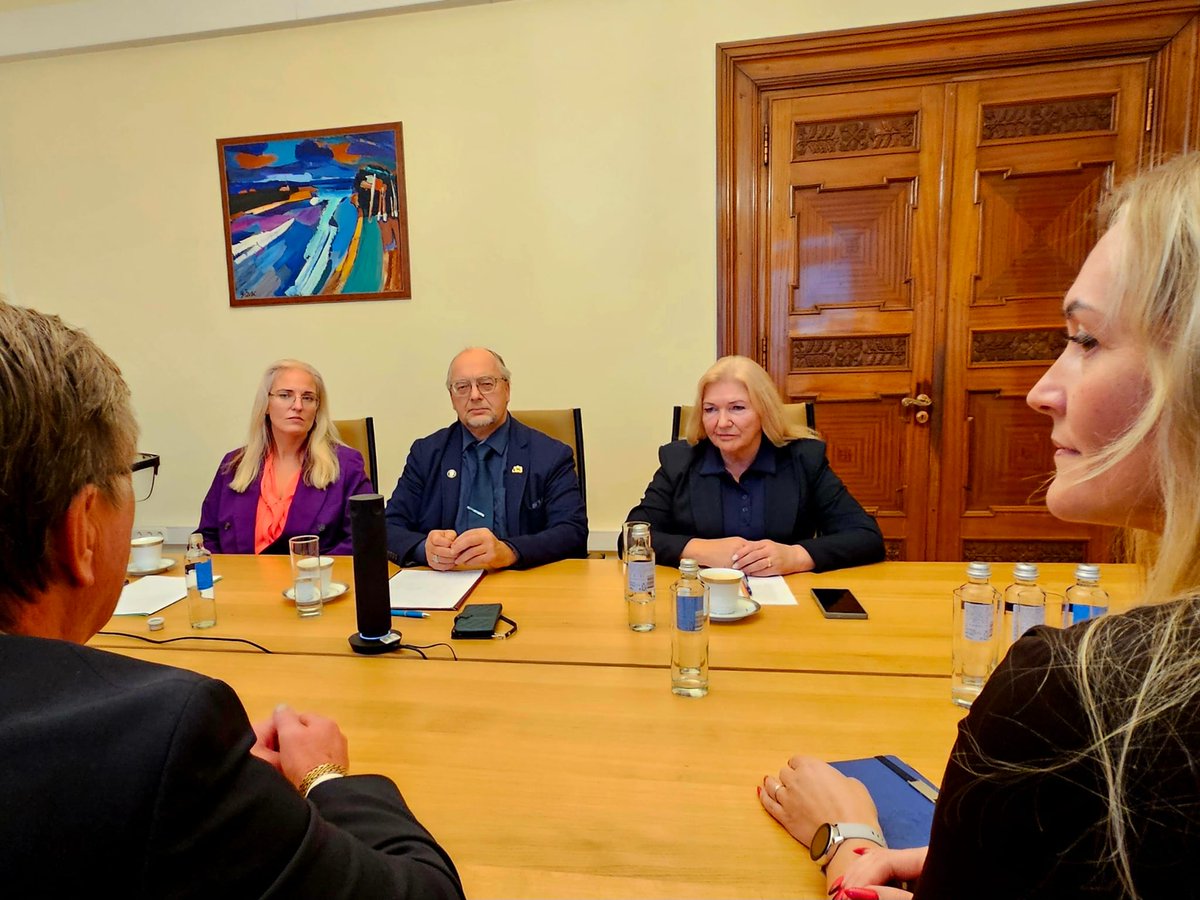 MarisKucinskis's tweet photo. Lai sekmīgi risinātu valstij nozīmīgus jautājumus, būtisks ir dialogs ar sociālajiem partneriem, arī darba ņēmēju pārstāvjiem. Šodien vērtīgā sarunā ar @arodbiedribas vadību pārrunājām nepieciešamību novērst funkciju dublēšanos, uzlabot iepirkumu efektivitāti un citus jautājumus https://t.co/HBnINynPxx