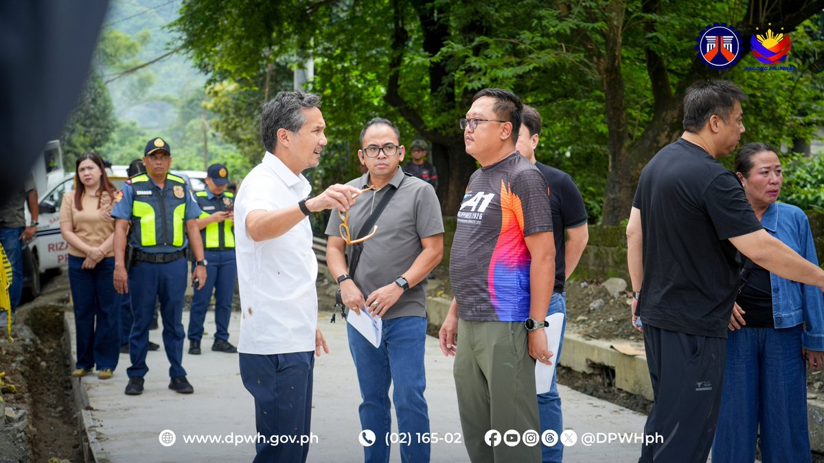 DPWHph's tweet photo. 𝐓𝐈𝐍𝐆𝐍𝐀𝐍: Dismayado sila Public Works Secretary Vince Dizon at Rizal 3rd District Rep. Jojo Garcia sa dinatnan nilang kalagayan ng Patiis Road sa Brgy. Malanday, San Mateo, Rizal na tatlumpung (30) taon nang tinitiis ng...

Full Story: https://t.co/7XOuZBXQlg https://t.co/mmgtyG8T4J