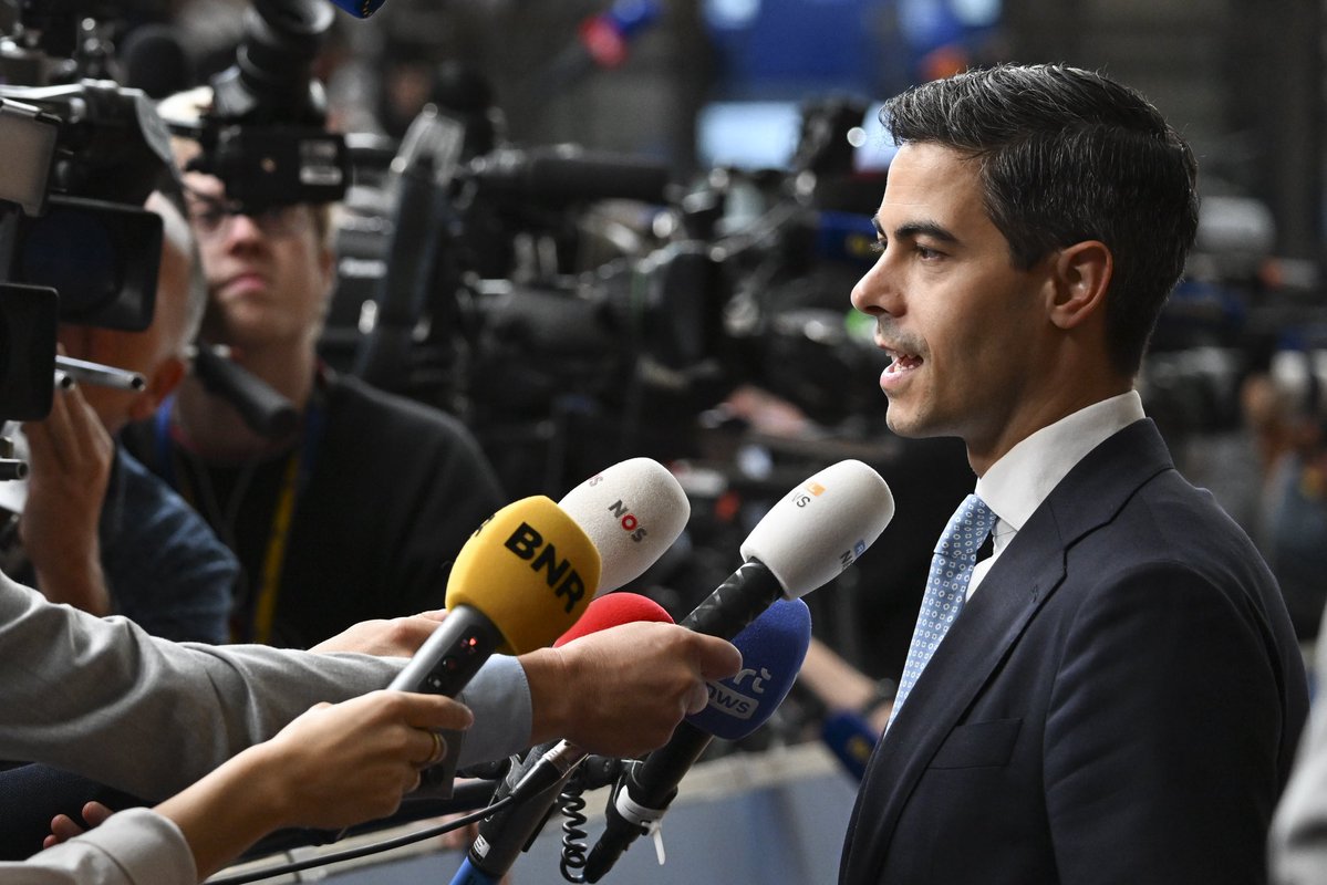 MinPres's tweet photo. Op dag 2 van de Europese Raad staan de oorlog in Oekraïne en de aanpak van migratie op de agenda. 

In het belang van de Oekraïners die vechten voor hun vrijheid én in het belang van onze eigen veiligheid moeten we Oekraïne op alle mogelijke manieren blijven steunen: militair, humanitair, financieel, juridisch en politiek. 

Daarom blijf ik andere landen oproepen ook een forse bijdrage te doen; financieel of militair. Daarnaast moeten we de druk op Rusland blijven opvoeren. Daarom hebben we afgelopen week Rusland nieuwe sancties opgelegd, gericht op de personen en bedrijven die betrokken zijn bij de rakettenproductie.

Ook wordt er hard gewerkt aan het krijgen van meer grip op wie de Europese Unie binnenkomt. Het Europees asiel- en migratiepact moet volledig en effectief door alle landen worden uitgevoerd, inclusief de terugkeer van asielzoekers die in een andere lidstaat zijn binnengekomen. 

Met gelijkgestemde landen spreek ik vandaag over verdere oplossingen, zoals meer opvang in de regio, effectievere aanpak van mensensmokkel en de mogelijkheden voor terugkeerhubs. We zijn hard aan de slag en verwachten nog voor het einde van het jaar concrete stappen te zetten.