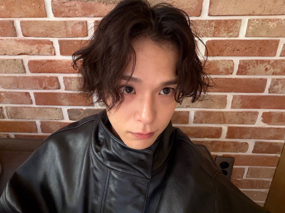asahihamada_id's tweet photo. [161026] ASAHI weverse dm 💌

🤖 : [📷 × 3]
🤖 : hi
🤖 : apa kabar? (bahasa korea)
🤖 : apa kabar? (bahasa jepang)
🤖 : aku juga baik-baik saja~
🤖 : kamu pasti sudah mendengarnya kan?
🤖 : sampai bertemu~
🤖 : TREASURE akan melakukan comeback
🤖 : aku harap kamu menantikannya

#TREASURE #트레저 #ASAHI #아사히 #朝光 @treasuremembers