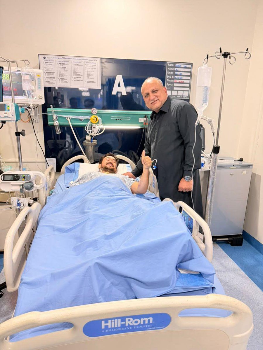 awais4226's tweet photo. Corps Commander Omer Bukhari visited CMH to inquire after the health of Maj Ali (32 BR) who was injured in an IED blast targeting a QRF party.

Prayers requested for his speedy and complete recovery. May Allah grant him Shifa-e-Kamila. Ameen. https://t.co/IZvCydn6FX