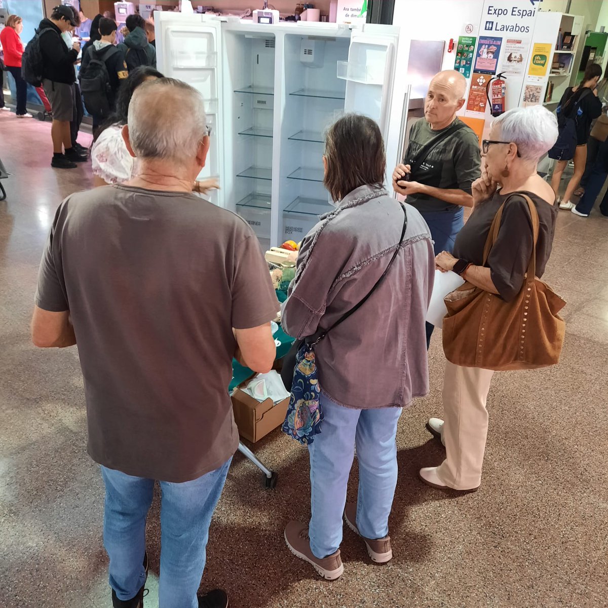 MataroCuida's tweet photo. Avui, al Mercat de la plaça de Cuba, t'ajudem a omplir la teva nevera de salut!🍅🐟
Aprèn a identificar aliments saludables, interpretar etiquetes i incorporar més producte fresc, local i de temporada. #TaulaSalutComunitària
#JornadesAlimentació #MataróCiutatCuidadora https://t.co/cYCXYIhuFw