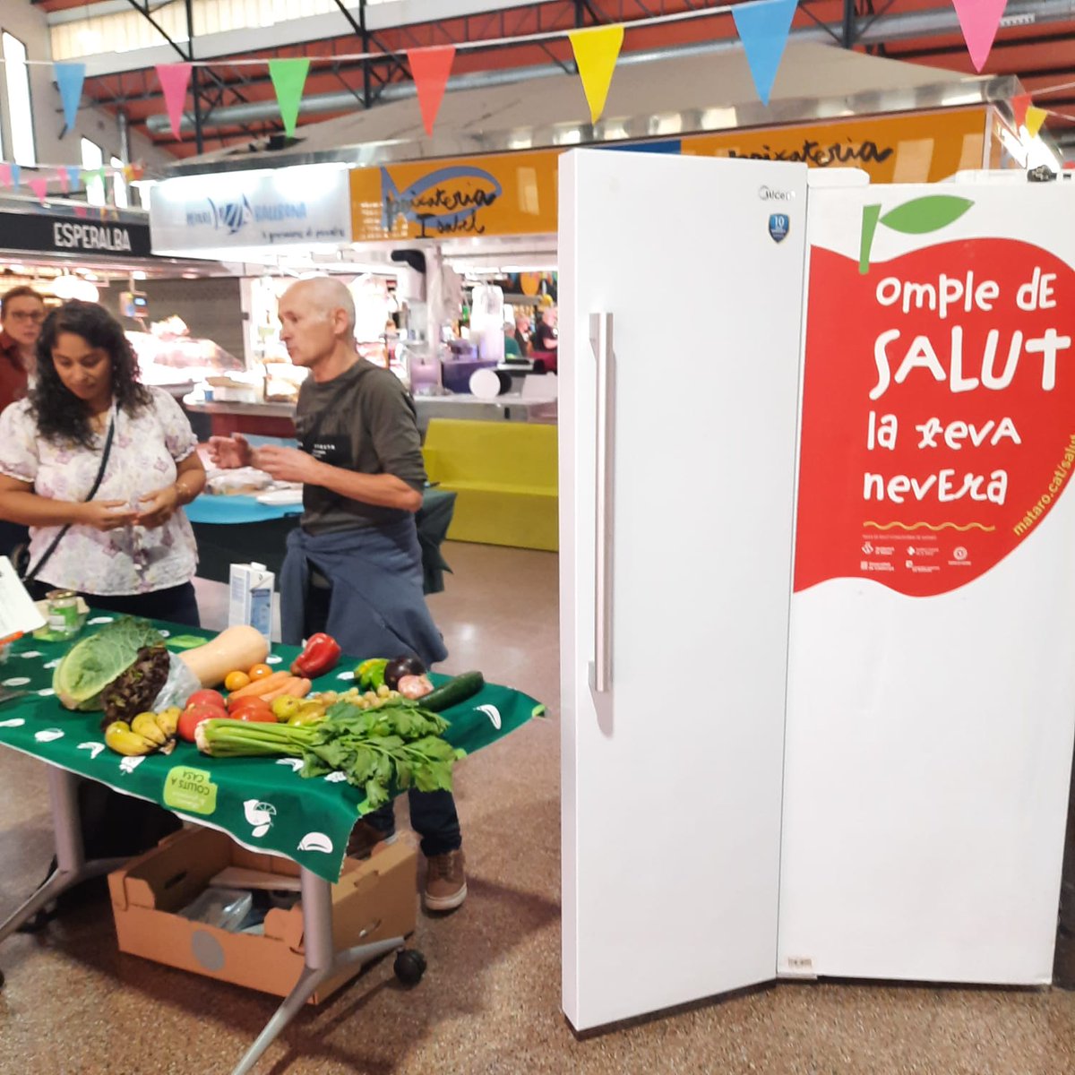 MataroCuida's tweet photo. Avui, al Mercat de la plaça de Cuba, t'ajudem a omplir la teva nevera de salut!🍅🐟
Aprèn a identificar aliments saludables, interpretar etiquetes i incorporar més producte fresc, local i de temporada. #TaulaSalutComunitària
#JornadesAlimentació #MataróCiutatCuidadora https://t.co/cYCXYIhuFw