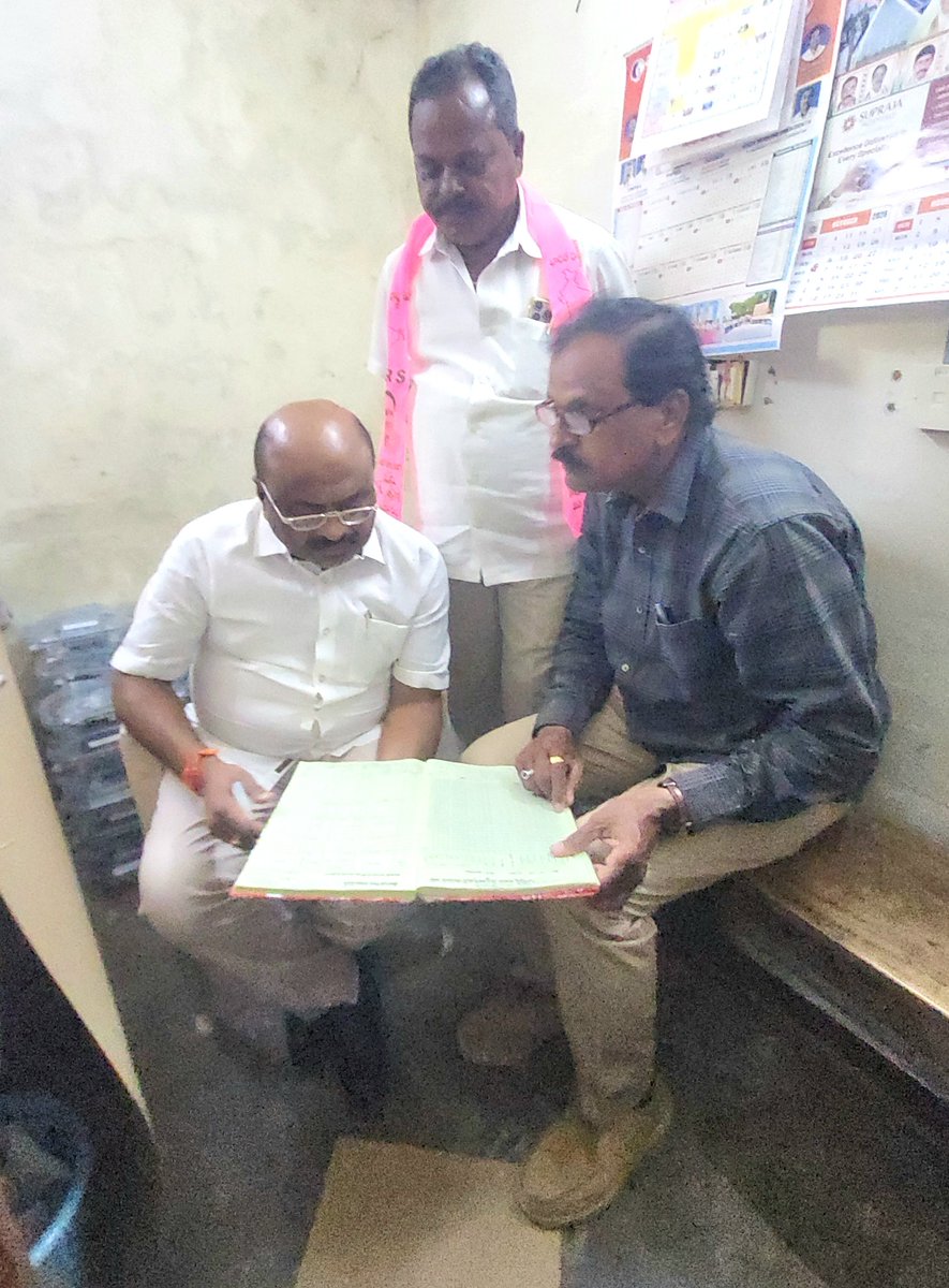 DharmareddyTRS's tweet photo. పరకాల పట్టణంలోని విద్యుత్ సబ్‌స్టేషన్‌ను సందర్శించి, విద్యుత్ సరఫరా పరిస్థితులు, నిర్వహణ తీరును పరిశీలించడంతో పాటు లాగ్‌బుక్‌ను తనిఖీ చేసి, సరఫరాకు సంబంధించిన వివరాలను సిబ్బందిని అడిగి తెలుసుకోవడం జరిగింది.

#ChallaDharmaReddy #BRS #Parkal #Telangana #Electricity
@BRSparty @KTRBRS @BRSHarish @KCRBRSPresident