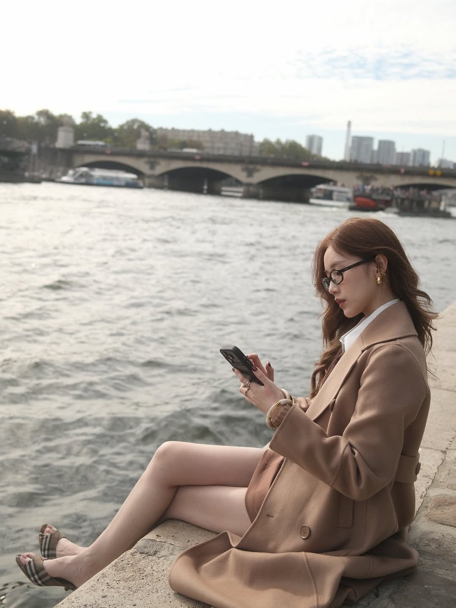 ykmindful's tweet photo. In conclusion, brown also looks amazing on Janeyeh, she has the perfect combo of a tie with a mini, and she has legs for daysssss.

One day soon, she too, will make it atop that cube at the gym. 😌

#janeeyeh https://t.co/gfl4idvt3g
