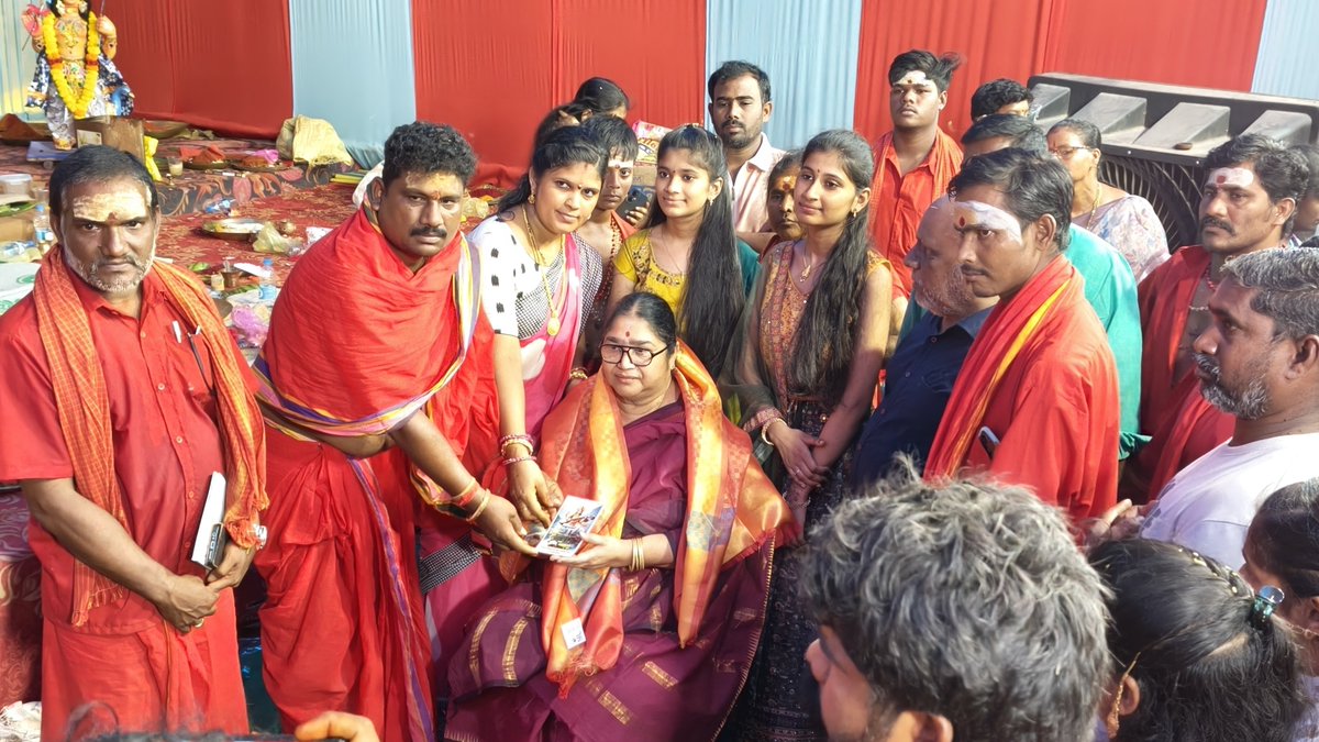 devigunda1's tweet photo. 16.10.2026 శ్రీకాకుళం నియోజకవర్గం 
 రూరల్ మండలంలో శ్రీశ్రీశ్రీ దుర్గాదేవి శరన్నవరాత్రి మహోత్సవం సందర్భంగా సింగ్గుపురం గ్రామంలో  వారి ఆహ్వానం మేరకు  దేవీ నవరాత్రుల  మహోత్సవ కార్యక్రమంలో పాల్గొనీ దుర్గాదేవిని దర్శించుకున్న  శ్రీకాకుళం నియోజకవర్గ మాజీ ఎమ్మెల్యే గుండ లక్ష్మీదేవి గారు https://t.co/quZ6np4Ejf