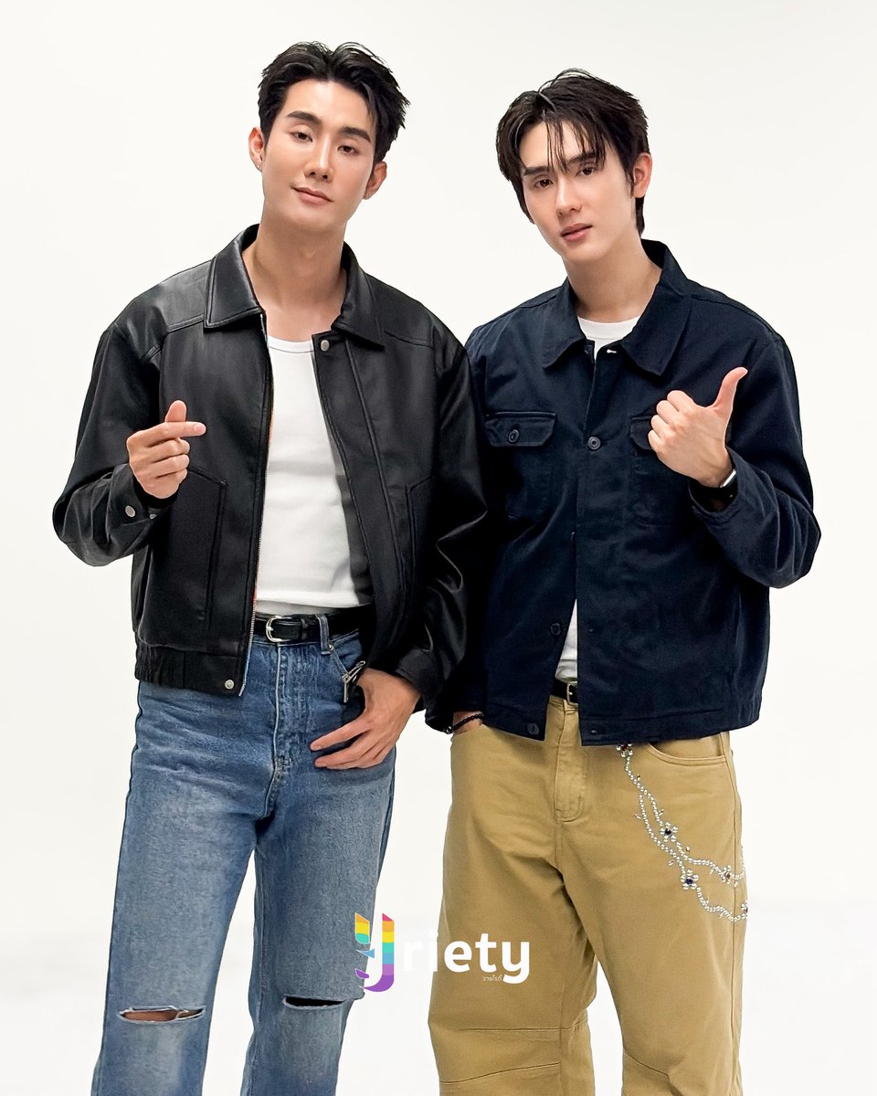 Yriety's tweet photo. แก๊งเก้ายอดฝั่งธนมาแล้วค้าบบ~ 🫡  สุดหล่อ “ฟอส - บุ๊ค” เดินสายโปรโมตซีรีส์  “หงเสนคลุกฝุ่น Lovers &amp; Gangsters” วันนี้! ❤️‍🔥💥

FORCEBOOK LAG PRESS

#fforce_ #Kasibook
#LoversAndGangsters
#Yriety https://t.co/FJQJwNAkqe