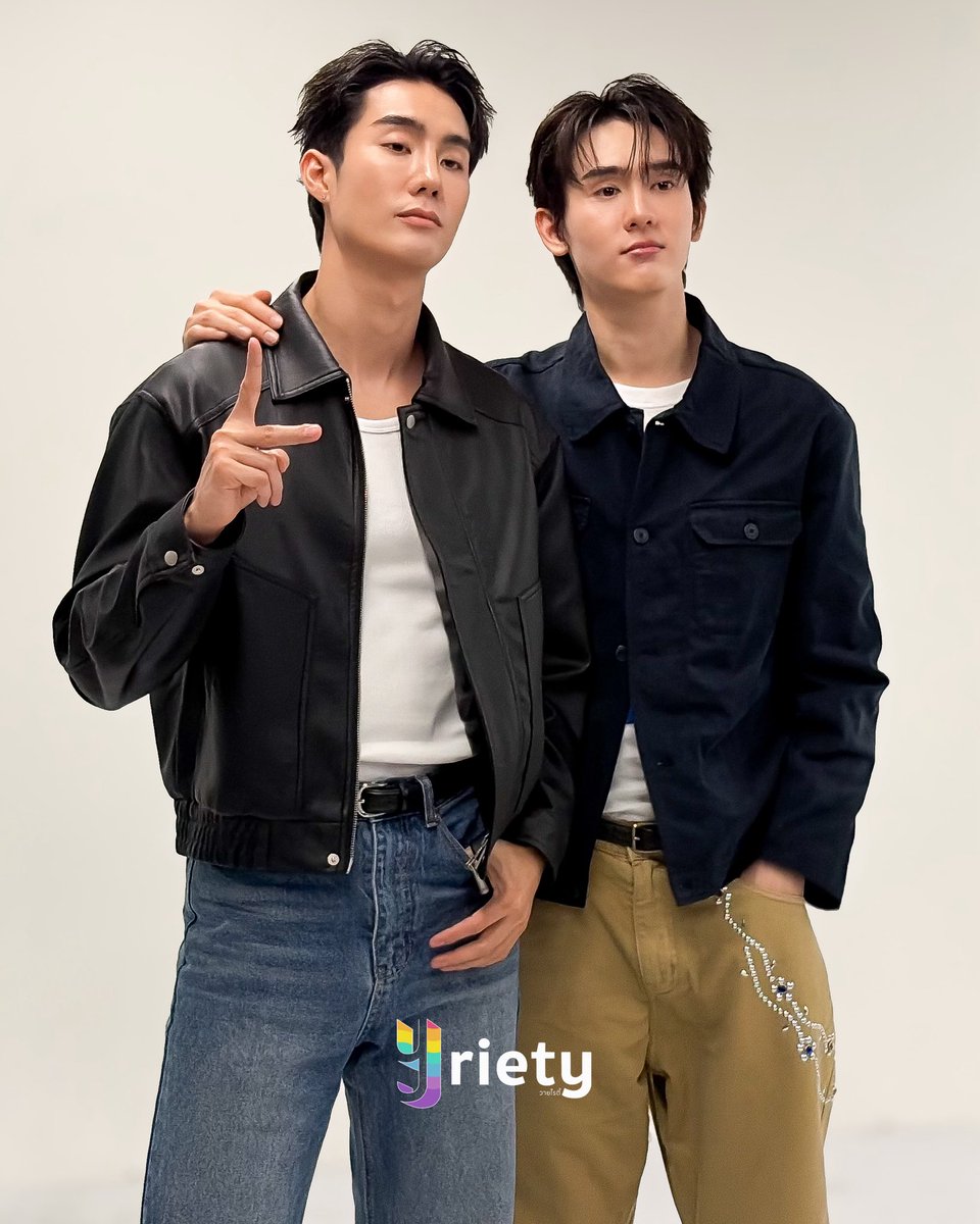 Yriety's tweet photo. แก๊งเก้ายอดฝั่งธนมาแล้วค้าบบ~ 🫡  สุดหล่อ “ฟอส - บุ๊ค” เดินสายโปรโมตซีรีส์  “หงเสนคลุกฝุ่น Lovers &amp; Gangsters” วันนี้! ❤️‍🔥💥

FORCEBOOK LAG PRESS

#fforce_ #Kasibook
#LoversAndGangsters
#Yriety https://t.co/FJQJwNAkqe