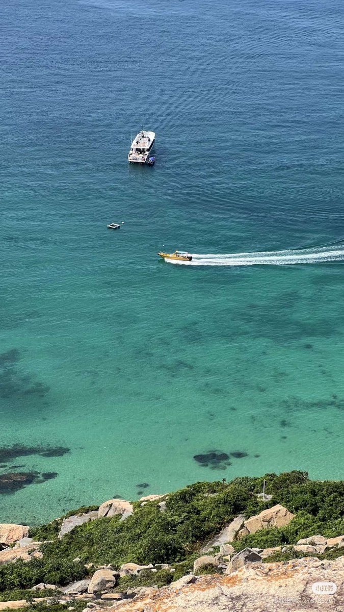 CZhizhuxia's tweet photo. Crystal-clear jelly sea, colourful corals, unique wind-eroded coastal landforms… This is not Bali or the Maldives. It is Miaowan Island in #Zhuhai, an inhabited islet of only 2.3 sq km, closest to the South China Sea. #diving #angling #seatour #holiday(Cr: @大黎) https://t.co/Okh7XEByen