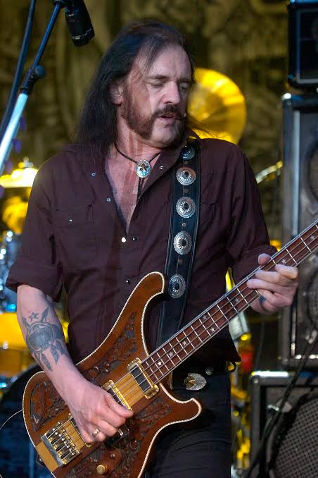 LatidosDePasion's tweet photo. Ian "Lemmy" Kilmister (Motorhead) no tenía una dieta: tenía un protocolo. Desde los 30 años, una botella de Jack Daniel's al día, Marlboro encendido tras Marlboro, y un desayuno que consistía en un cigarro y un Jack & Coke antes del mediodía. 

Su rider de gira era una broma entre los promotores: una botella de Jack, un pack de Coca-Cola y poco más. No dormía en camas porque, decía, "las camas son para morirse": lo hacía en un sillón reclinable de su apartamento de West Hollywood, a dos calles del Rainbow Bar & Grill, donde pasaba las tardes apostado en su máquina tragaperras, en una mesa con un cartel permanente de "RESERVADO: LEMMY". 

Los médicos llevaban décadas intentando salvarlo de sí mismo. Diabetes, arritmias, un desfibrilador implantado en el pecho en 2013. Cada revisión terminaba con la misma orden: dejar el alcohol y el tabaco...