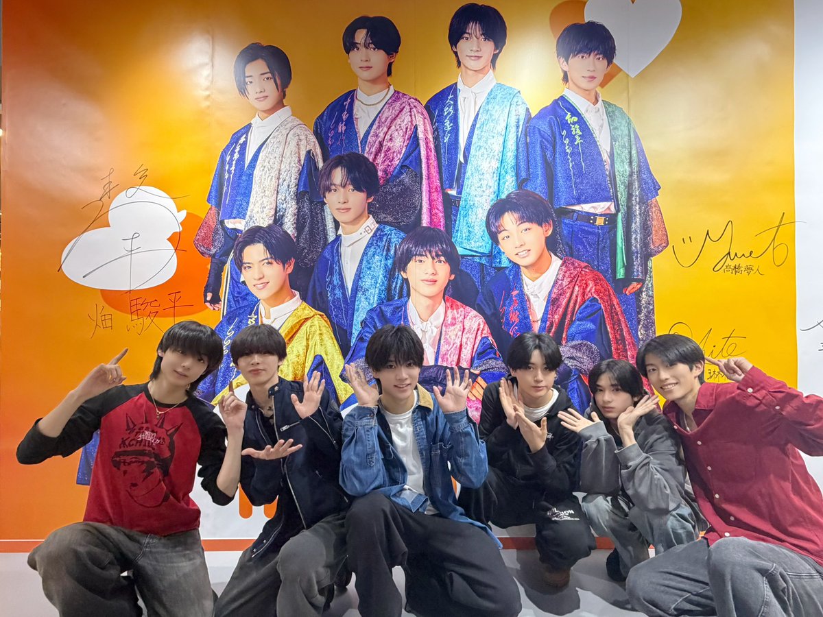 SHIBUYA_T_MUSIC's tweet photo. 【#iiONDO】
1stシングル『はつ恋ONDO』をリリースしたiiONDOの#三村航輝 さん #畑駿平 さん #守本勝倶 さん #髙橋夢人 さん #大野遥斗 さん #三戸琳仁 さんがご来店✨🌡️
展開場所やポスター、ポラにサインなど沢山足跡をいただきました👣💕
お忙しい中ありがとうございました😭
展開期間:10月19日（月）まで
#はつ恋ONDOの秋がきた