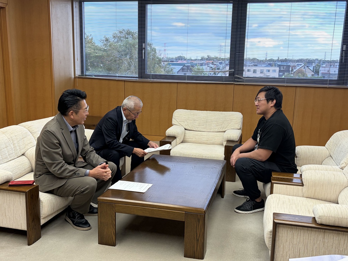 njpw_nyao's tweet photo. 【完売御礼】石狩市長を表敬訪問！

明日に迫った10.17地元凱旋大会「タイチの学校プロレス2」花川南中学校大会を前に、石狩市長を表敬訪問した「いしかり観光大使」のタイチ選手！

歓談の後には、市役所内に掲示されていたポスターにもサインを入れさせていただきました✨

※PPV購入はコチラから
👉https://t.co/LYC4d1mQQF
第０試合は14:45開始予定

#タイチの学校2  
#njpw
