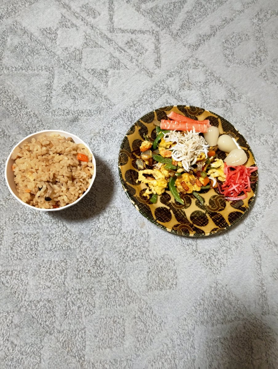 sd65ban79's tweet photo. 夕　自己流炊き込みご飯　たまねぎピーマンにんじん溶きたまごの炒め　カニかま　らっきょう　紅しょうが https://t.co/RGL9pv0Nkf