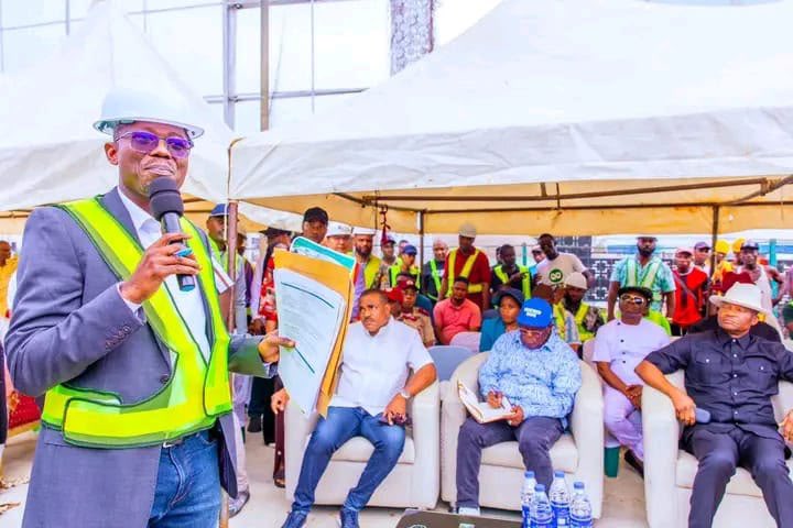 IkwerreFinest's tweet photo. First Niger Bridge Reopens! 🇳🇬
Photo highlights from the reopening following Federal Government rehabilitation under President Bola Ahmed Tinubu, with Senator David Umahi leading the intervention.
#FirstNigerBridge #RenewedHope #FederalMinistryOfWorks https://t.co/9kkAEMurmN