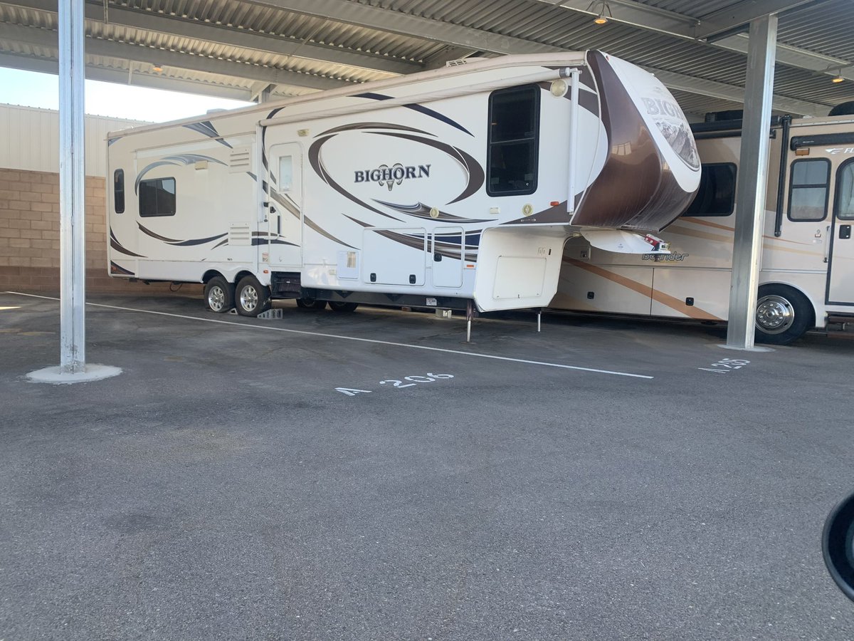 AnistonJen19966's tweet photo. Pay for delivery fee and get a trailer congratulations #jenniferaniston #congratulations #fedex https://t.co/yYPYR9PYyH