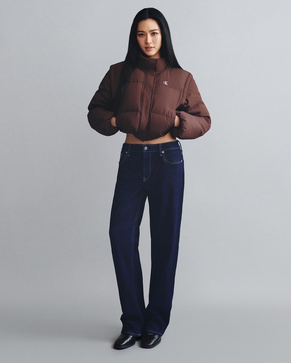 LSAthai's tweet photo. หลิงหลิง คอง และซีทวินันท์ ร่วมถ่ายทอดคอลเลกชัน Calvin Klein Fall 2026 Outerwear ในเอเชีย นำเสนอลุคเด่นประจำฤดูกาลผ่านการจับคู่เอาต์เตอร์แวร์ดีไซน์ล่าสุดกับเดนิมไอคอนิกของแบรนด์

#CalvinKlein #LifestyleAsiaTH https://t.co/5bfgRjIw3N