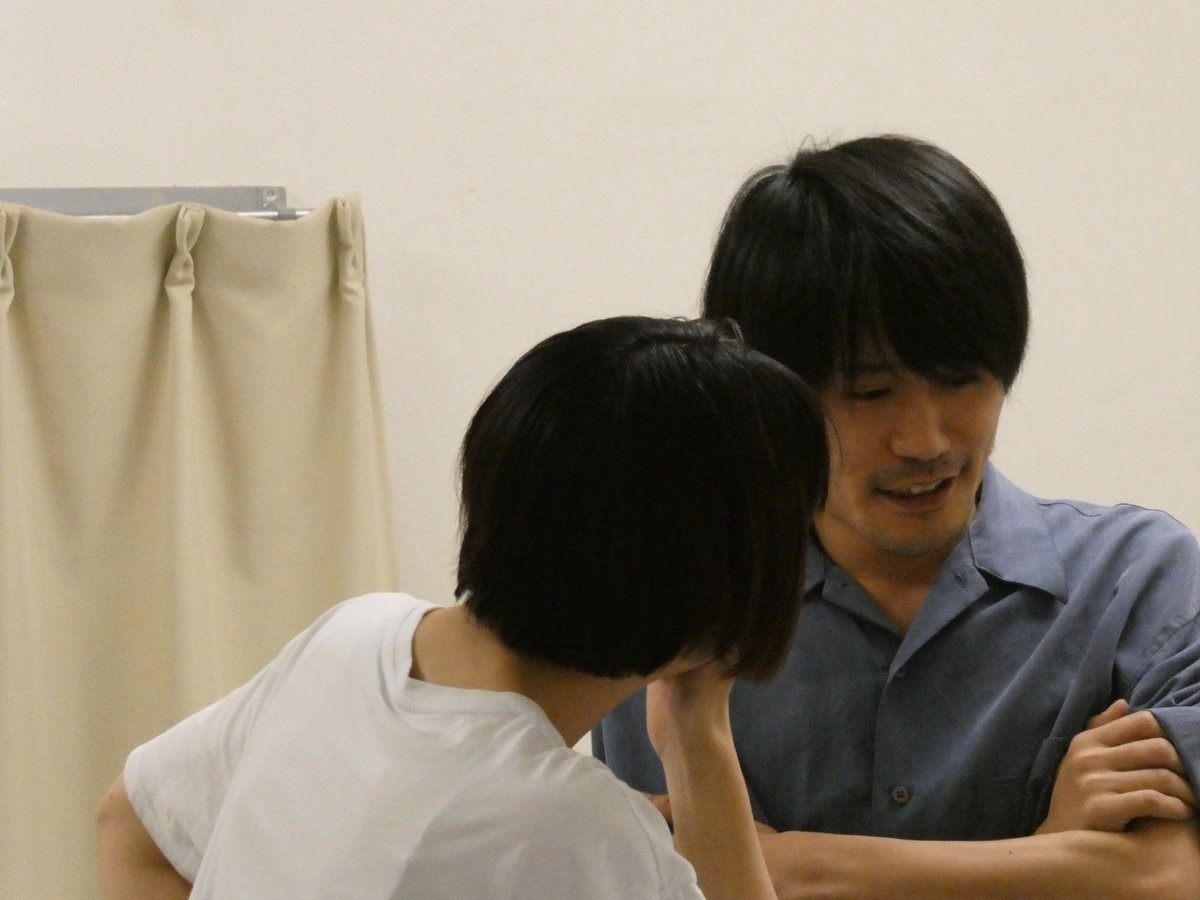PlayPlanProduce's tweet photo. ✨✨🌟稽古6日目🌟✨✨

「誰かに似てるんだよなぁ…」
板場さんの顔を覗き込む帯金さん。
それを椅子と一体化しようとしながら眺める紺谷さん。

#俺ずっと光ってるボーイ健之助

✨✨🌟---------🌟✨✨ https://t.co/8jBQA0vR4v