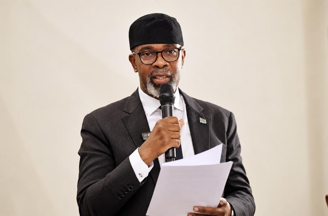 cibalanky's tweet photo. Ibalanky a dit: Les perquisitions menées en Belgique dans l’entourage de Félix Tshisekedi, sur fond de soupçons de blanchiment d’argent, soulèvent une question vertigineuse : combien de milliards ont été soustraits au peuple congolais ?

Des informations non confirmées évoquent des fortunes colossales dissimulées à l’étranger. Nous estimons que les pertes subies par l’État congolais pourraient dépasser 100 milliards de dollars en près de huit années de gouvernance.

Souvenez-vous : les 100 jours, le RAM, les forages, les lampadaires, les Jeux de la Francophonie, Tshilejelu, les marchés pétroliers, les contrats militaires, les fonds forestiers, la dette intérieure, les contrats sportifs, l’immeuble du CNSSAP, le train urbain, la prison de Kisangani, les fonds FRIVAO, la SNEL, la REGIDESO, le FPI, l’OCC, Congo Airways… Autant de dossiers qui méritent vérité, transparence et reddition des comptes.

Cent milliards de dollars ! Imaginez les hôpitaux, les écoles, les routes, les emplois, l’eau et l’électricité que cette somme aurait pu financer !

Pendant que des millions de Congolais survivent dans la misère, des soupçons de fortunes occultes poursuivent les cercles du pouvoir jusque sur le sol européen.

Quel contraste insupportable entre la pauvreté du peuple et les richesses de ses dirigeants !

Le Réveil, c’est maintenant.
* La République n’est ni un patrimoine familial ni une entreprise privée. Le peuple doit exiger la vérité sur chaque dollar public disparu.
* L’ambition manifeste de changement constitutionnel ne sert qu’à conserver les avantages et à paupériser davantage le Peuple.
* Ceux qui défendent les privilèges du pouvoir doivent aussi répondre aux questions du peuple.
* Seule la lutte libère.
#LePont