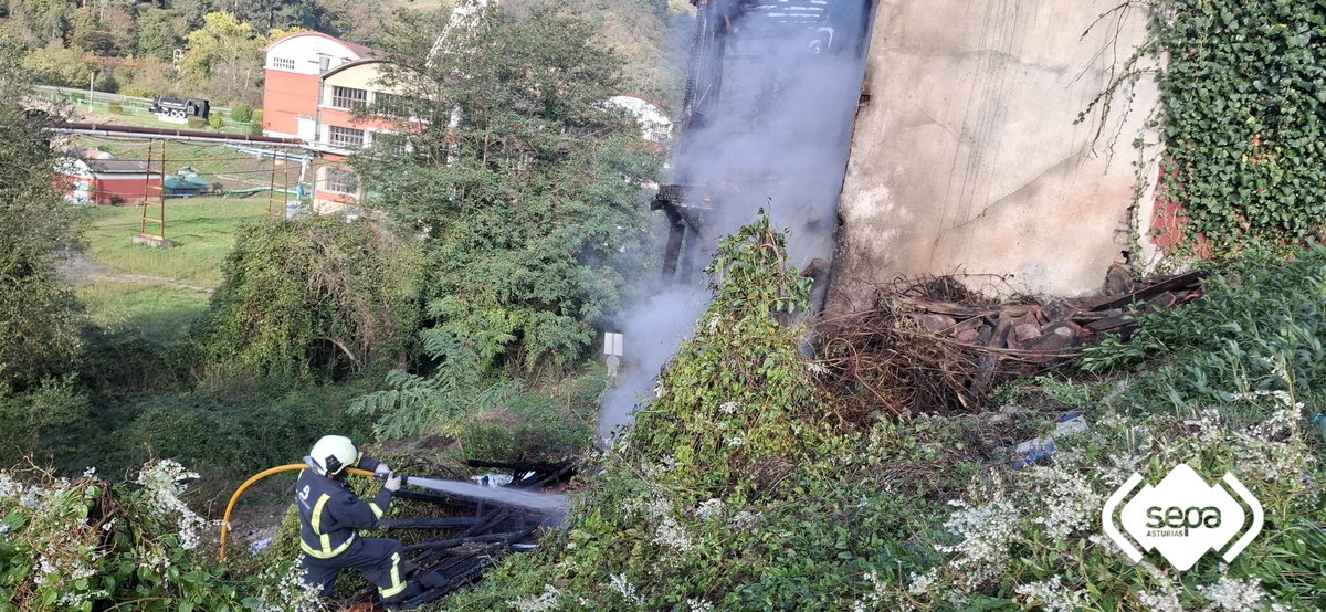 112Asturias's tweet photo. Quema una casa abandonada de dos alturas en Caborana #Aller. Sin afectados. Hasta el lugar se desplazaron @BomberosAstur #Mieres y una autobomba municipal. Aviso 1-1-2 a las 05.57 horas. Los trabajos se vieron complicados al estar cerca de la vía del tren. Informado @Adif_es https://t.co/P4WrBLLLkh