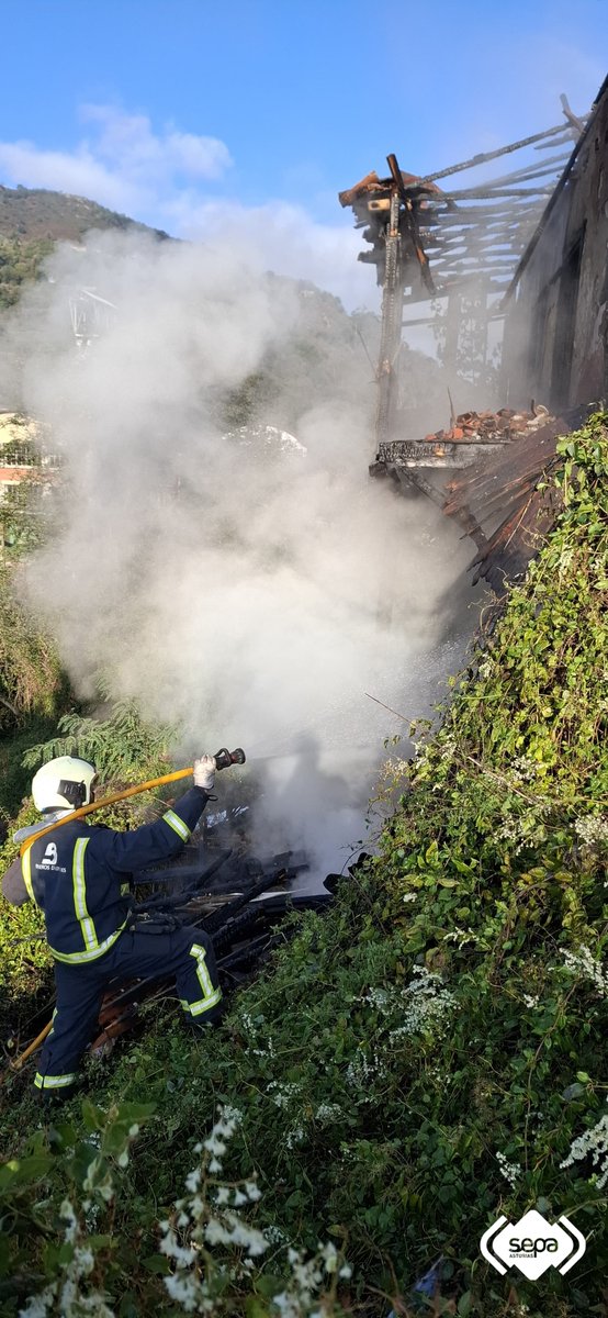 112Asturias's tweet photo. Quema una casa abandonada de dos alturas en Caborana #Aller. Sin afectados. Hasta el lugar se desplazaron @BomberosAstur #Mieres y una autobomba municipal. Aviso 1-1-2 a las 05.57 horas. Los trabajos se vieron complicados al estar cerca de la vía del tren. Informado @Adif_es https://t.co/P4WrBLLLkh