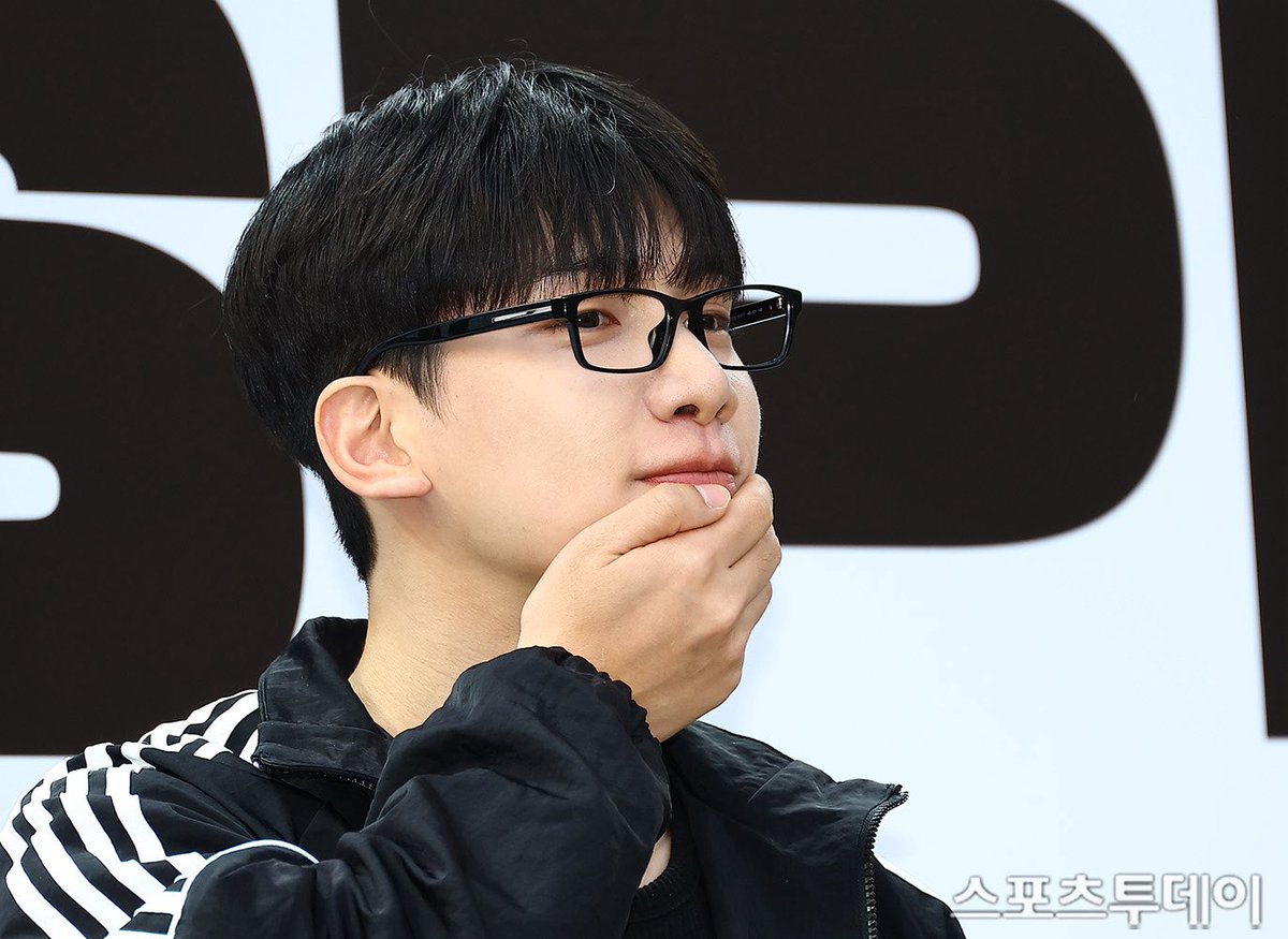 95O7O5_'s tweet photo. [포토] #빅스 #혁, '팬들 설레게 만드는 애교' https://t.co/po1tF2AzTa