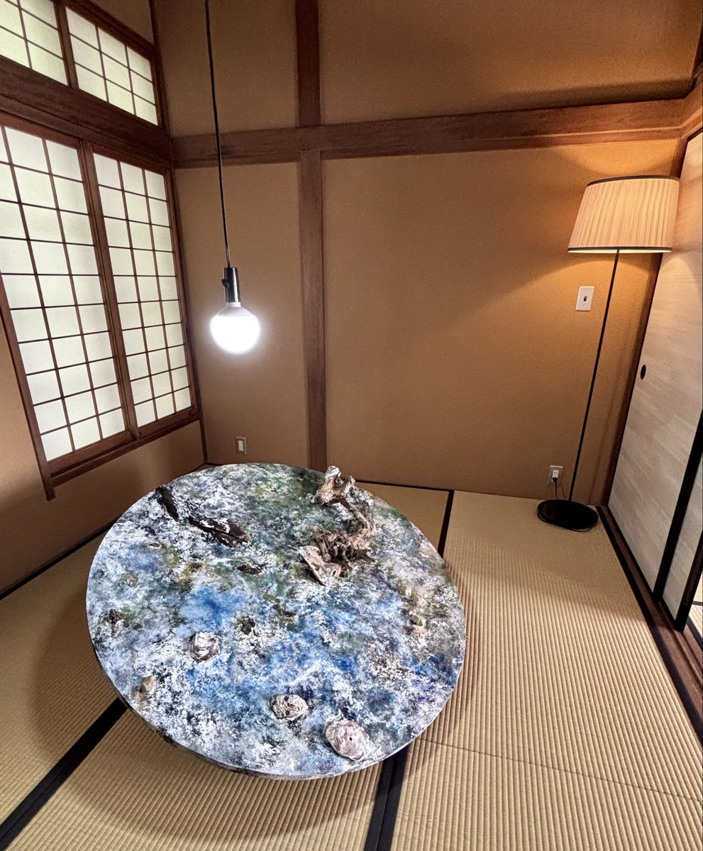 rejoice_rejoice's tweet photo. 邸内すみずみ、天井裏まで活かした展示は、土地の記憶に思い馳せたり、音にも耳を澄ますようにいざなわれ、感覚が浮遊する（⁉︎）ような一瞬も。そちこちにソファや座布団が置かれ、ゆったりと雰囲気に身をあずけることができます。いい時間だった…
#逗子アートフェスティバル　
#旧本多邸 https://t.co/RVsKrw3vCi