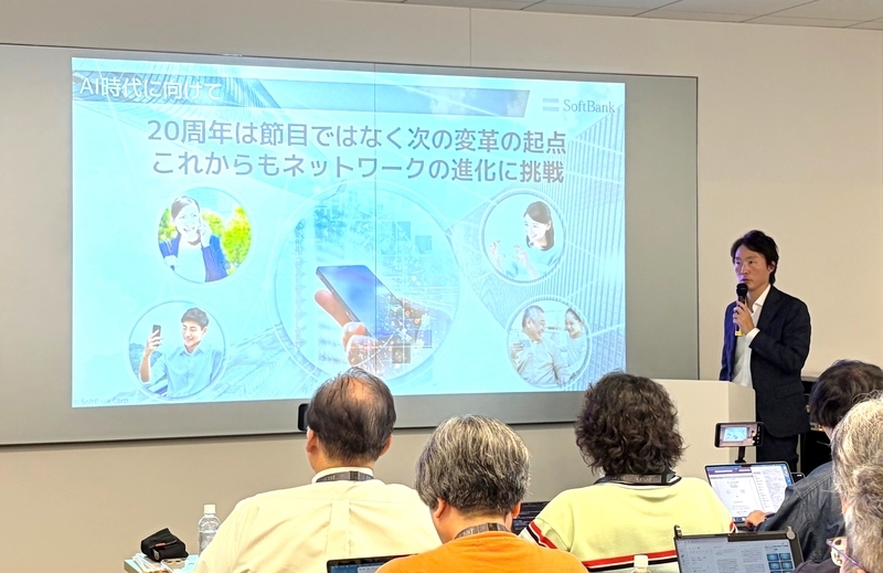 sbg_news's tweet photo. ─［ソフトバンクニュース］───
「つながる」に挑戦し続けた20年。ソフトバンクのモバイルネットワーク進化の軌跡
────────────────

20年前、限られた周波数と基地局からスタートしたソフトバンクの携帯電話事��📱
2008年のiPhone登場をきっかけに、モバイルの使われ方が大きく変化。データ通信が日常になり、通信量も急激に増加していきました。

「電波改善宣言」の下、あらゆる手段を駆使し「つながらない」の改善に挑戦。2012年に悲願のプラチナバンドが割り当てされました。
スマートフォンの普及により、音楽や動画、決済など日常のさまざまなデータトラフィックが加速度的に急増し、ネットワークはさらなる大容量・高速化を求められるように。また、災害時にも通信の役割は重要になってきました。

「モバイル事業20周年のネットワークの歩みと今後の展開に関する記者説明会」に登壇した、モバイルネットワーク本部 本部長の長野哲也は、「つながる」に挑戦し続けた歩みを振り返るとともに、「20周年は節目ではなく、次の変革の起点。ソフトバンクはAI時代に向けて、これからもネットワークの進化に挑戦していく」と語りました。