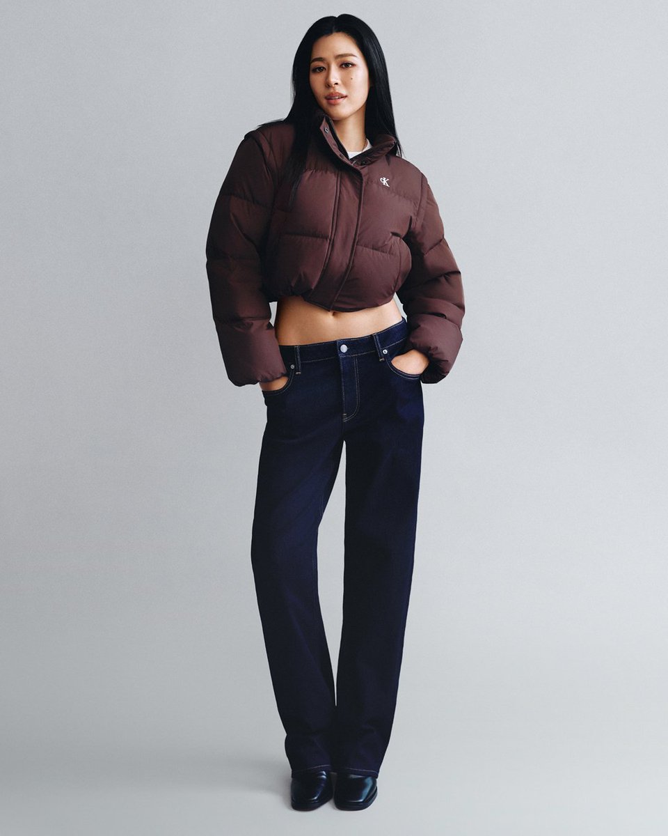EverydaynewsTH's tweet photo. ส่งภาพ "หลิงหลิง-คอง" กับลุคสุดเท่ร่วมแคมเปญ Calvin Klein Fall 2026 Outerwear ในเอเชีย สะท้อนสไตล์ฤดูกาลใหม่ที่เรียบเท่ ผ่านการมิกซ์แอนด์แมทช์ได้หลากหลายไอเท็ม ไม่ว่าจะเป็น Top Down Jacket, กางเกงยีนส์ทรงขากว้าง และกางเกงยีนส์ทรงตรงสไตล์ยุค 90

#EVERYDAYth
#Linglingkwong #CalvinKlein
#LinglingKwongxCalvinKlein 
#CalvinKleinFall26