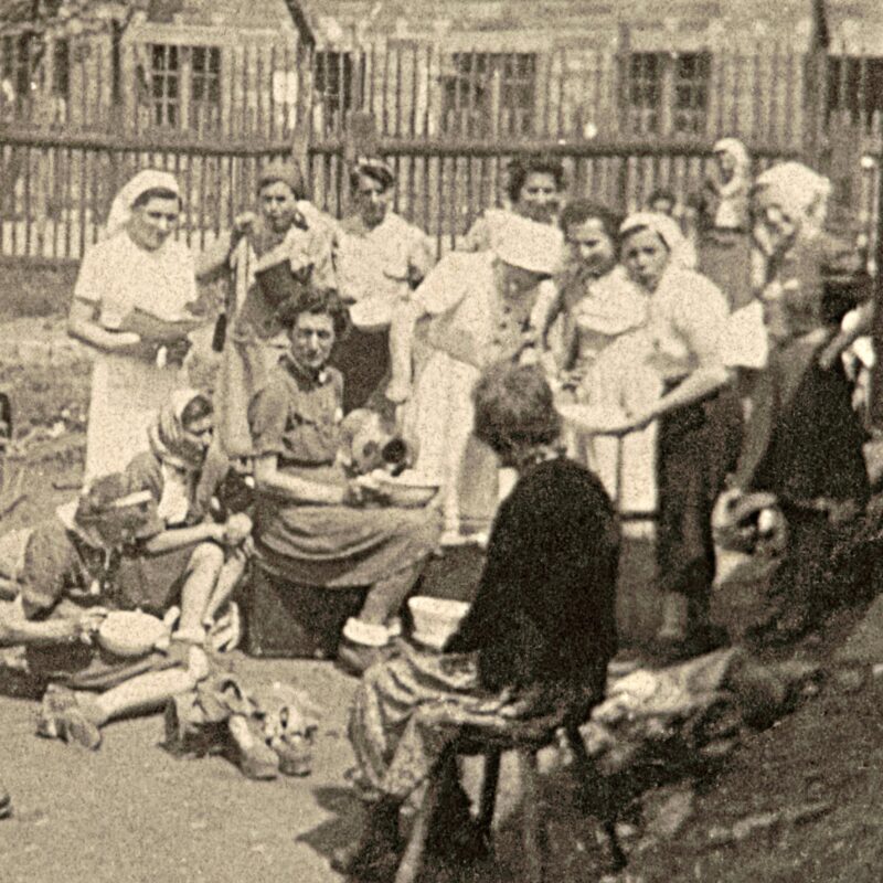 PeriodMagazine's tweet photo. ‘In Westerbork was van alles te krijgen maar nou net geen maandverband' #menstruatie #Auschwitz #Liebau #AnneFrank https://t.co/iKRnpszEhw https://t.co/opXP7Y8y2Y