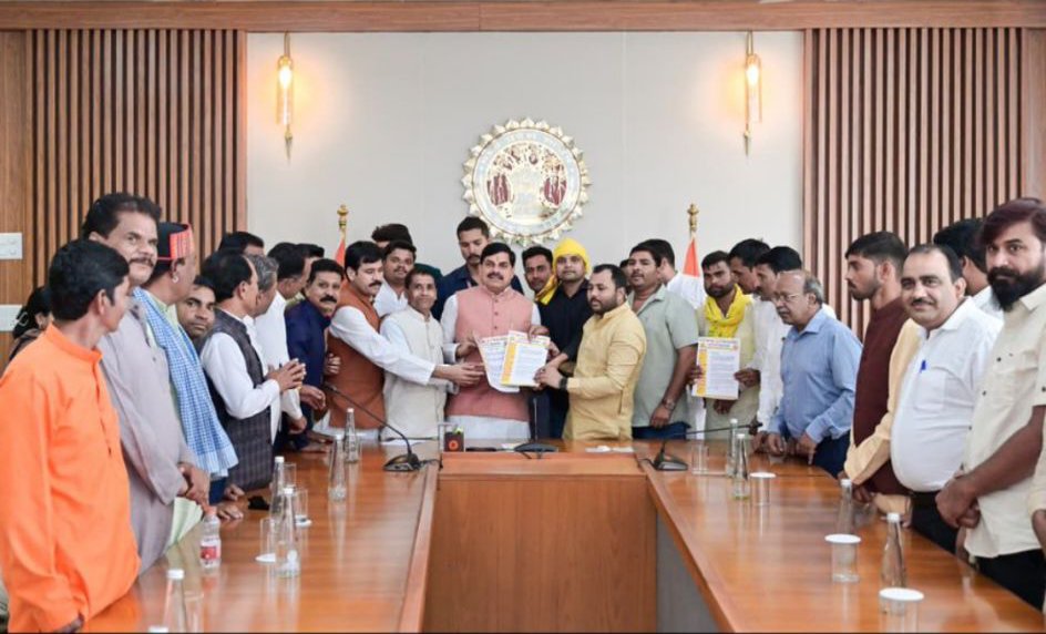 neha_laldas's tweet photo. मध्यप्रदेश के OBC मुख्यमंत्री अब खुलकर जातिवाद कर रहे हैं!
CM हाउस में OBC नेताओं से मीटिंग कर रहे हैं, OBC उम्मीदवारों के लिए राहत प्लान कर रहे हैं!

मतलब सामान्य वर्ग के उम्मीदवारों की कोई चिंता नहीं, उनको राज्य का नागरिक भी नहीं समझते?

ये है इनकी "हिन्दु-एकता"?

#AntiGCBJP https://t.co/VF6FrGhIvb