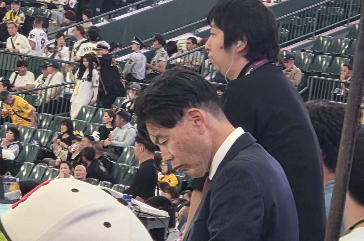 renaimam's tweet photo. 湯浅アナが横にいます。
資料を読み込んでいました。
🐯の情報量、一番やと思ってます https://t.co/ZU8kaYqHas