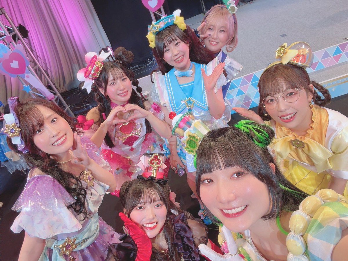 pompompompig's tweet photo. #プリプリライブ 思い出
おねがいアイプリのみなさんと！②

❤️ナナさん
💜エマさん
フォーチ…チィさんとおねがいかなえ隊

アイプリ、プリトモのみなさんと
とても素敵な一日を過ごせました✨️

これからもみなさんと一緒に
おねがいアイプリ、プリティーシリーズを盛り上げていきたいです！ https://t.co/76B4gzTD18
