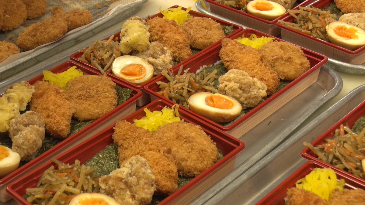 jounetsu's tweet photo. 10月18日(日)よる11時放送
MBS/TBS系 #情熱大陸

／
#惣菜店　#フードショップヒライ
＼

開店の1時間も前から行列ができ始めた。 
オープン直前になると列は100人にも及ぶ。

三重県津市にあるフードショップヒライは 
地元のみならず近隣県からもファンが集まる、 
惣菜とスイーツの人気店だ。

まず驚くのは安さ。
そして、店を動かすあたたかな“家族の絆”だ。

切り盛りするのは
89歳の店主・平井外澄さんだけではない。 

厨房を仕切る次女、パック詰めとレジを担当する長女。 
孫が手作りスイーツを作れば、
その兄はSNSでのライブ配信を担当。 
週末には5歳のひ孫がハイタッチでお客様をお迎えする。

世代を超えた「全員野球」で店を回す、
ぬくもりあふれる人気の秘密に迫る。