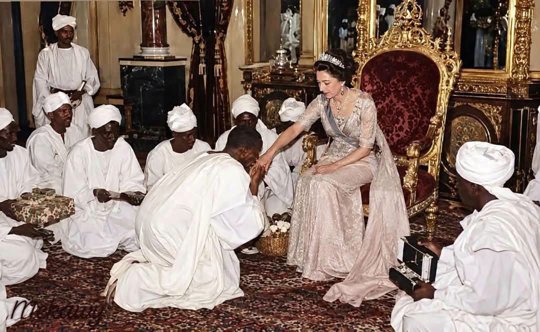 IsmailHosny1's tweet photo. سمعت كتير كلمة "ولاد فوزية" اللي بعض السودانيين بيستخدموها على المصريين على إنها إهانة. بس الحقيقة لو عرفوا أصلها هيكتشفوا إنها بترجع عليهم هما.

القصة ببساطة: 
الأميرة فوزية، أخت الملك فاروق وملكة جمال الملكات وقتها، كانت ماسكة الهلال الأحمر المصري. وكانت بتنزل السودان كل فترة بقوافل طب وأكل عشان تعالج الناس وتساعدهم، باعتبارها أميرة مصر والسودان.

طيب مين بقى "ولاد فوزية"؟ 
دول كانوا فرقة الحرس الخاص بتوعها. كانوا معروفين بجسمهم القوي وطولهم، وكان شغلهم يمنعوا أي حد يقرب منها من غير تصريح.

مع الوقت السودانيين بقى عندهم رهبة من الحرس دول. كانوا بيشوفوهم رجالة شداد بيمنعوهم يوصلوا للأميرة.لطلب الاكل والمساعده  فبقوا يطلقوا على الحرس اسم "ولاد فوزية" اللي كانوا بيبعدوهم لما يحاولوا يقربوا.

فاللي بيقول الكلمة دلوقتي وهو فاكرها شتيمة، هو فعلياً بيفكر نفسه بحرس كانوا بيمنعوه يقرب من أميرة مصر والسودان. دي عقدة قديمة مش أكتر.
ارفع راسك فوووق وقول 
انا مصري

منقول