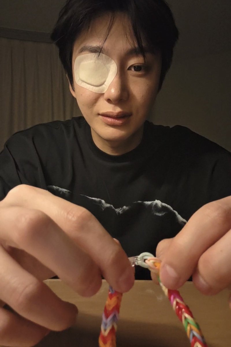 hyungwonspace's tweet photo. hyungwon showing the bracelet oli gave him ❤️ he said they came to today’s monsta x concert and she made one in different colors for each member he said she used to be a baby but now she’s 10 years old
#형원 #hyungwon #hw_bubblelive https://t.co/ygXnWTsdOz